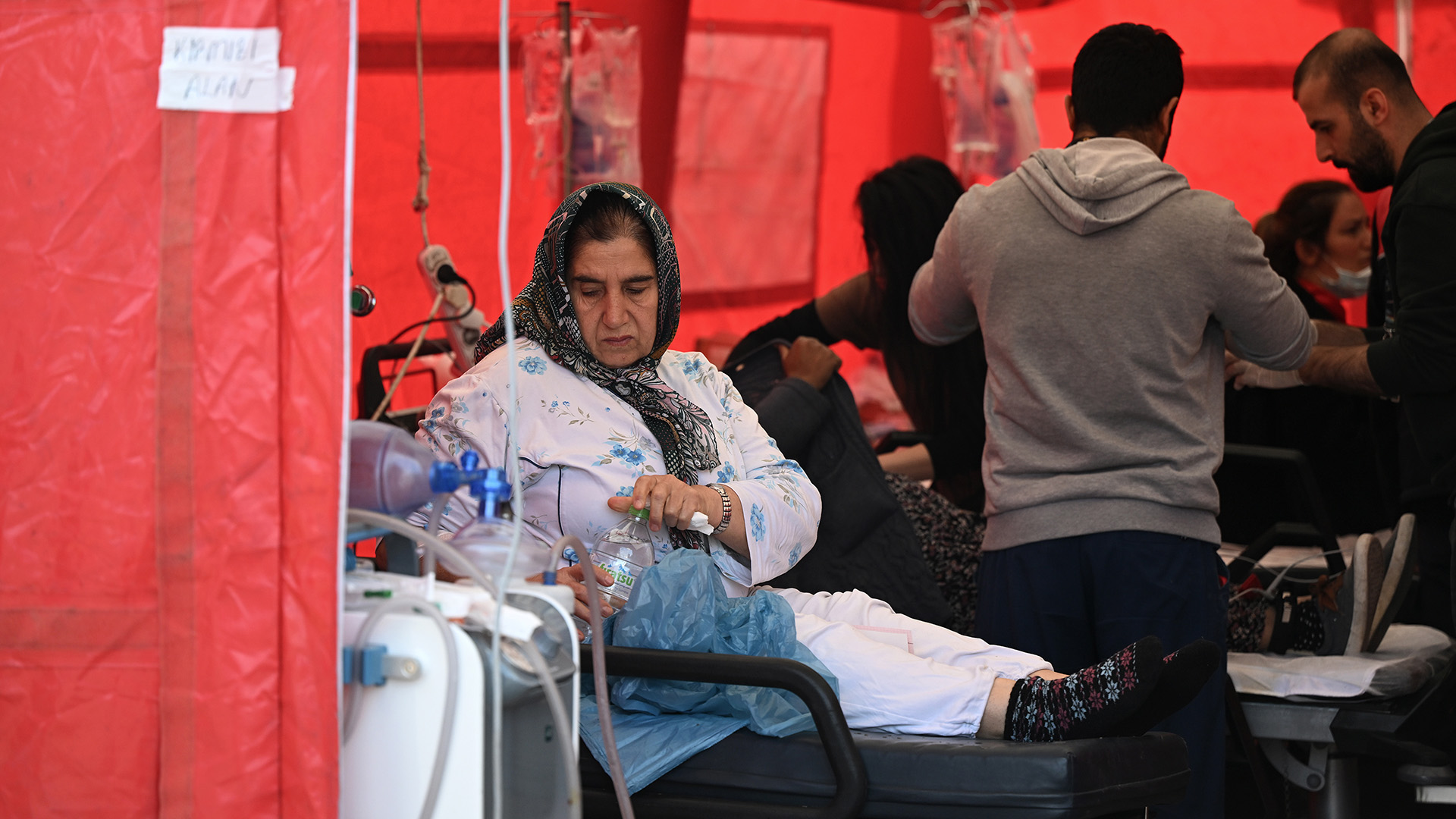 Patienten werden in einem Feldkrankenhaus behandelt. | picture alliance / AA