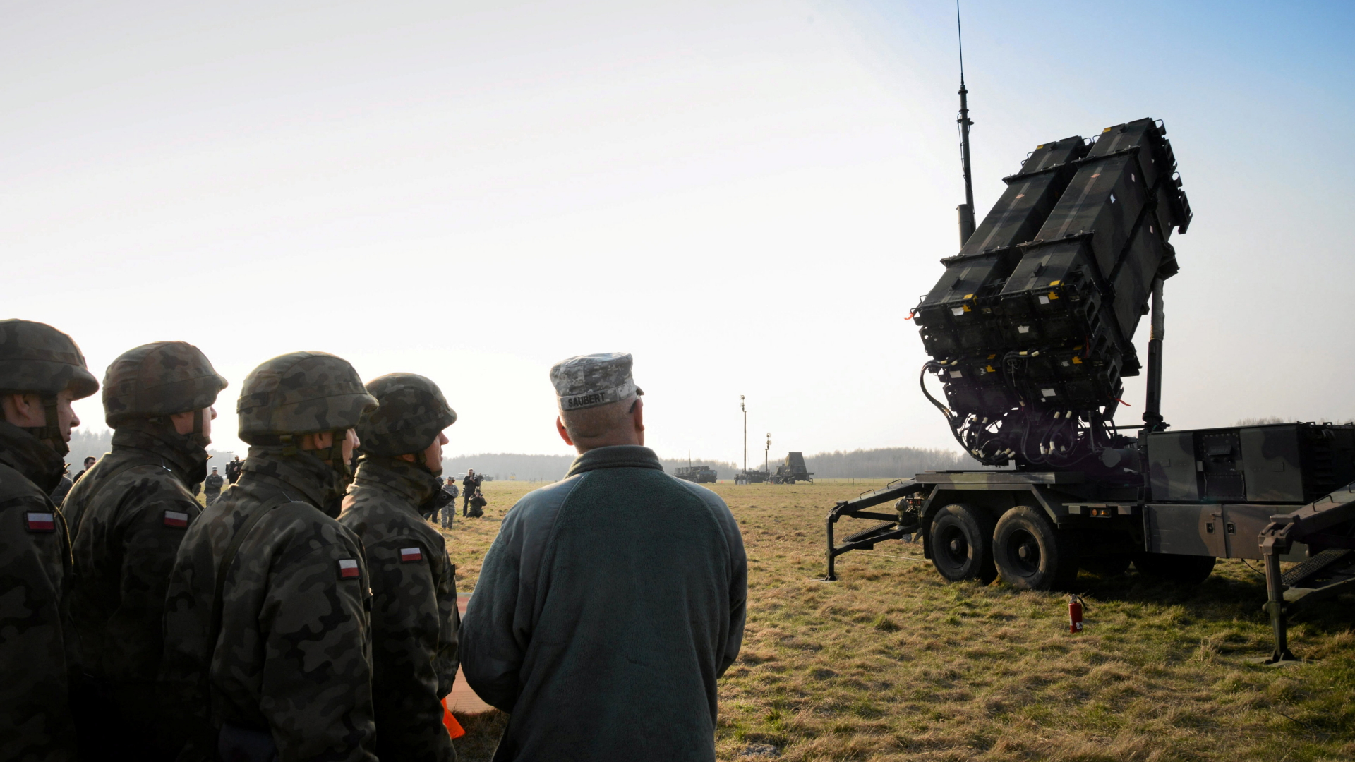 Polnische und US-Soldaten begutachten ein Patriot-Raketensystem
