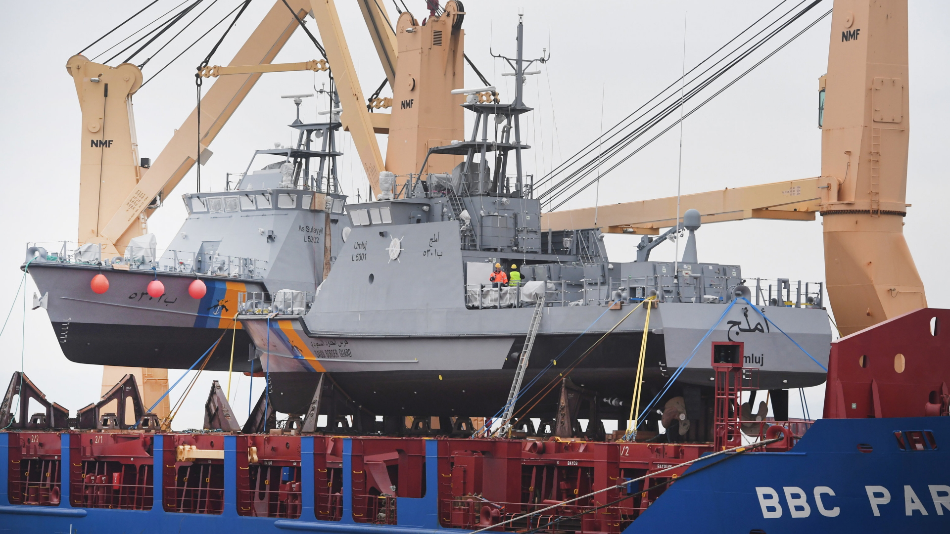 Ein Küstenschutzboot für Saudi-Arabien wird im Hafen von Mukran bei Sassnitz (Mecklenburg-Vorpommern) auf ein Transportschiff verladen (Archivbild). | Bildquelle: dpa