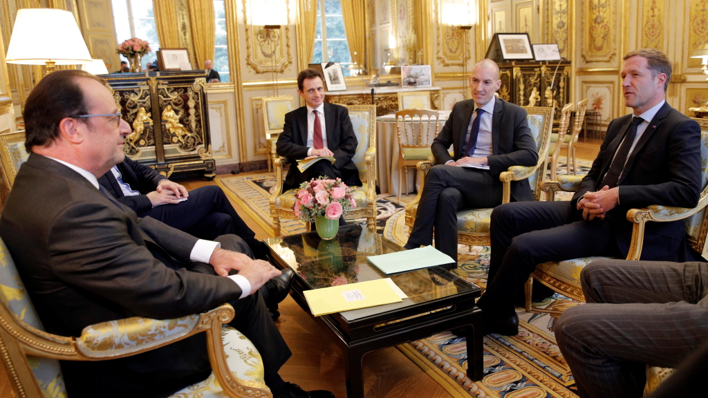 Paul Magnette (rechts) bei Francois Hollande (links) | REUTERS