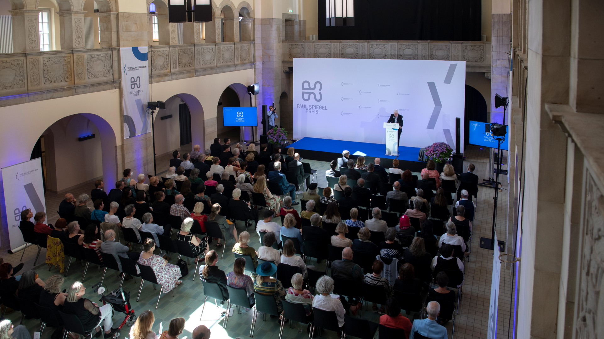 Zahlreiche Gäste verfolgen die Verleihung des Paul-Spiegel-Preises in Berlin | dpa