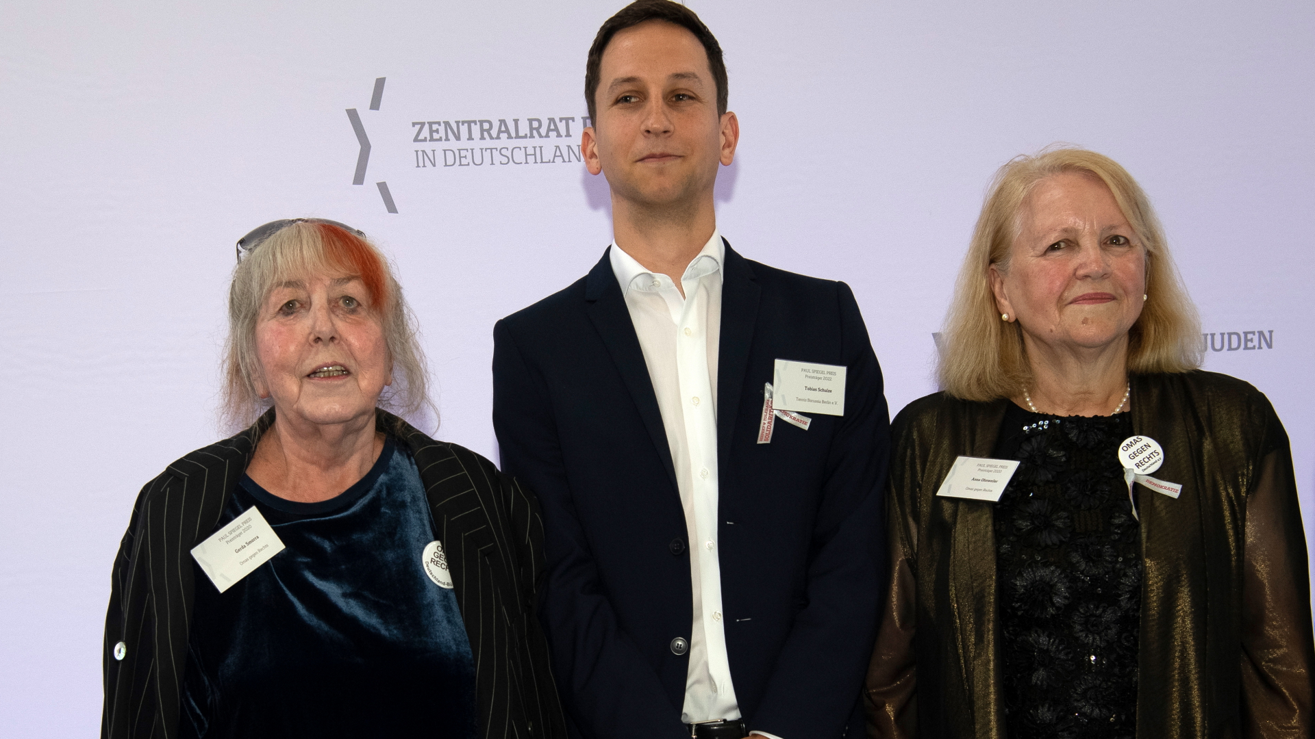 Tobias Schulze, Vorstandsmitglied von Tennis Borussia Berlin, mit Gerda Smorra (li) und Anna Ohnweiler von "Omas gegen Rechts" | dpa