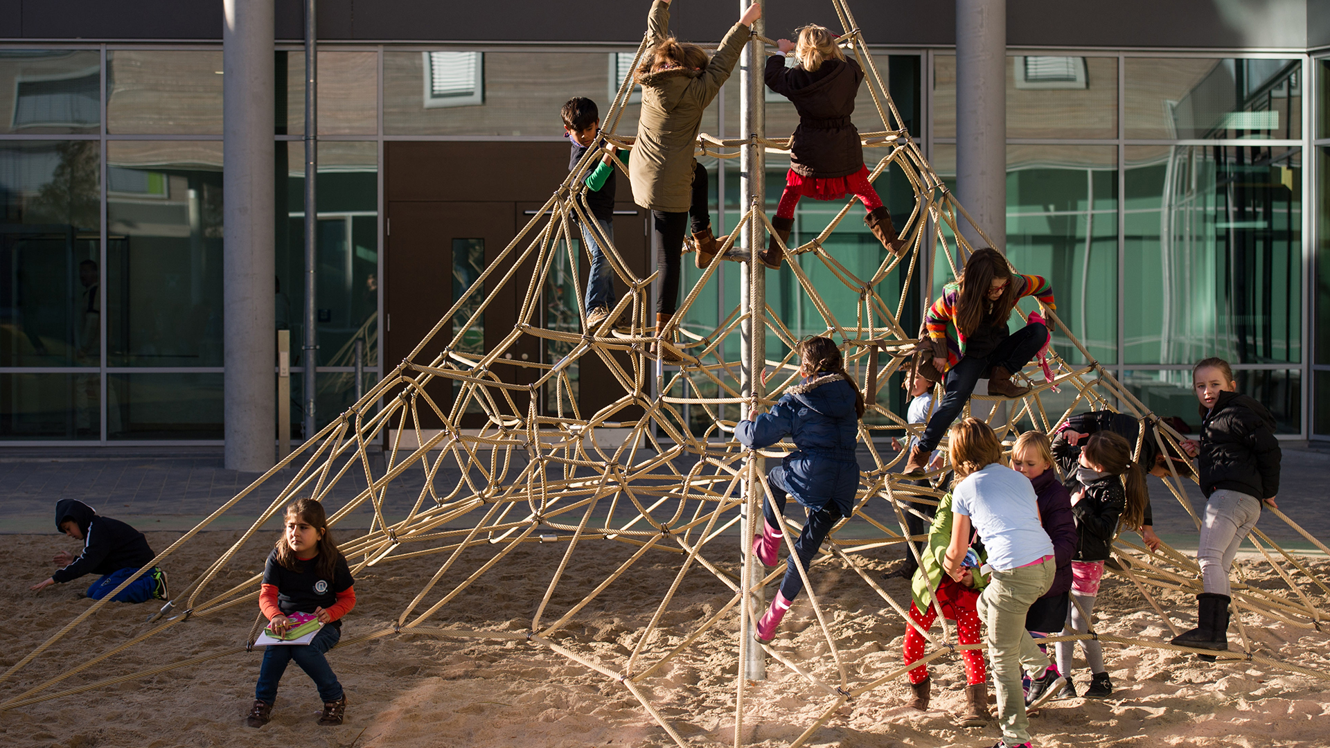 Schüler spielen auf dem Pausenhof auf einem Klettergerüst in der Elbinselschule im Stadtteil Wilhelmsburg in Hamburg | picture alliance / dpa