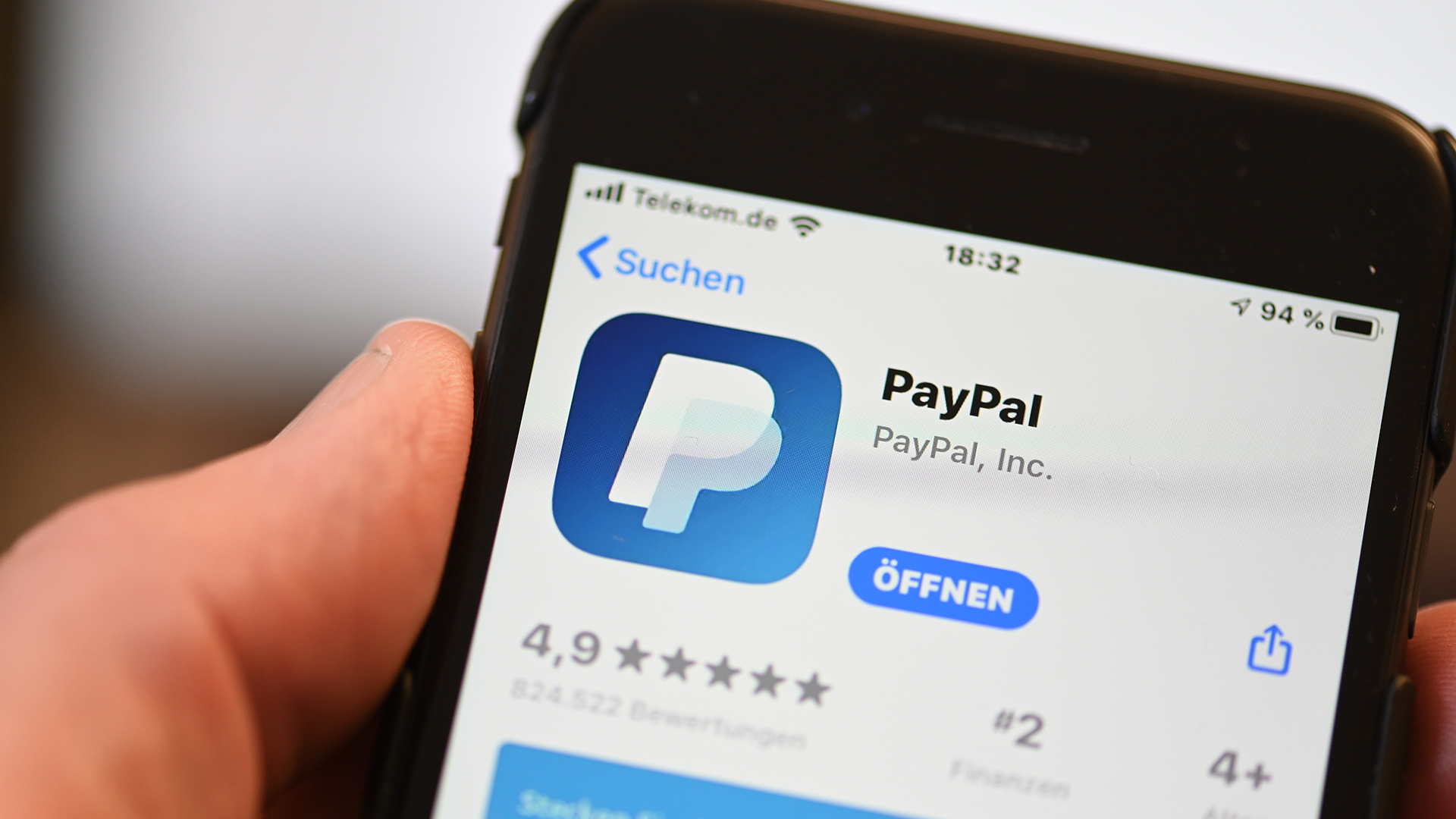 Die App von PayPal ist auf einem Mobilfunkgerät zu sehen | dpa