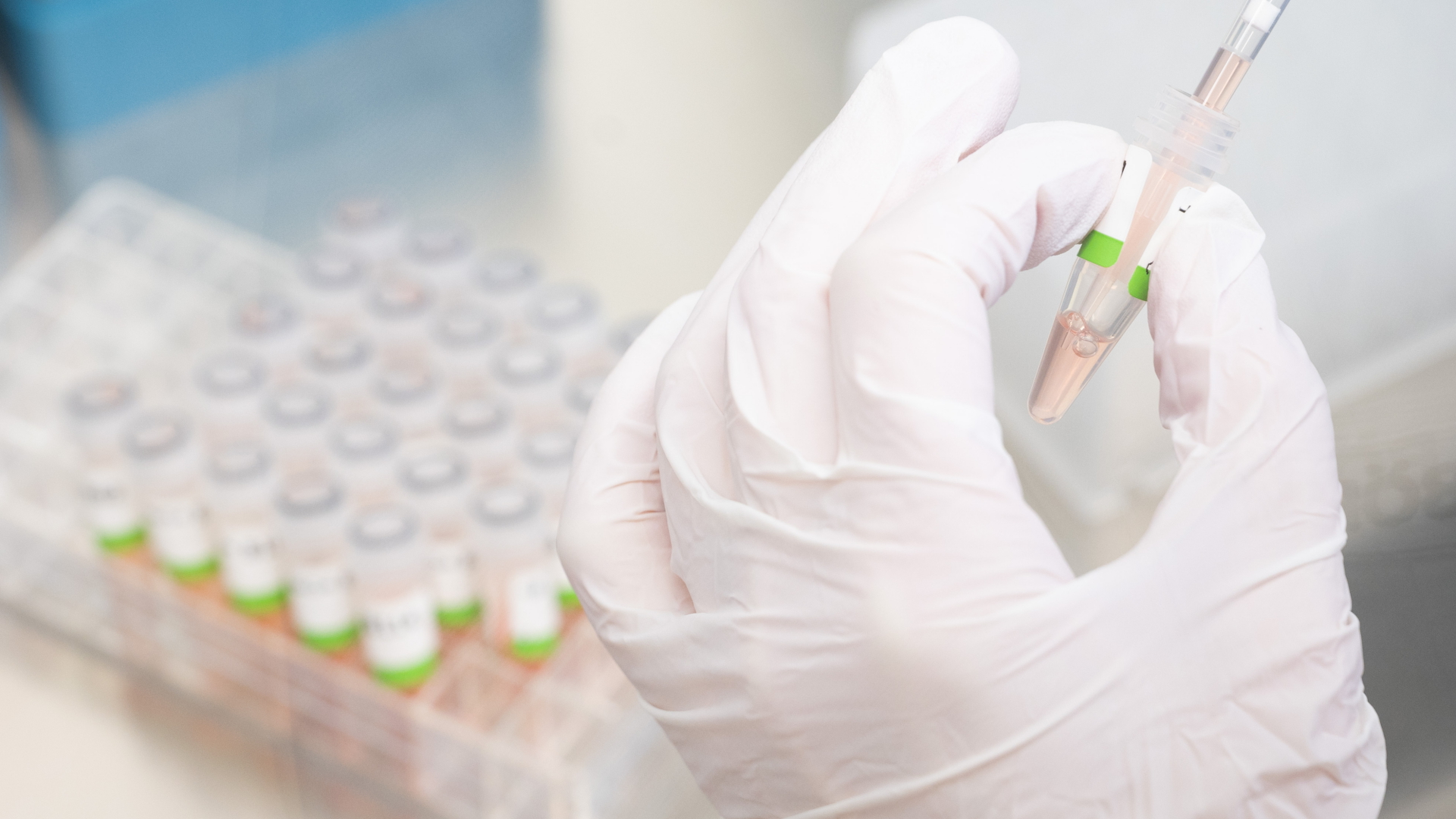 Eine biologisch-technische Assistentin im Niedersächsischen Landesgesundheitsamt bereitet PCR-Tests auf das Corona-Virus von Patienten für die Analyse vor. | dpa