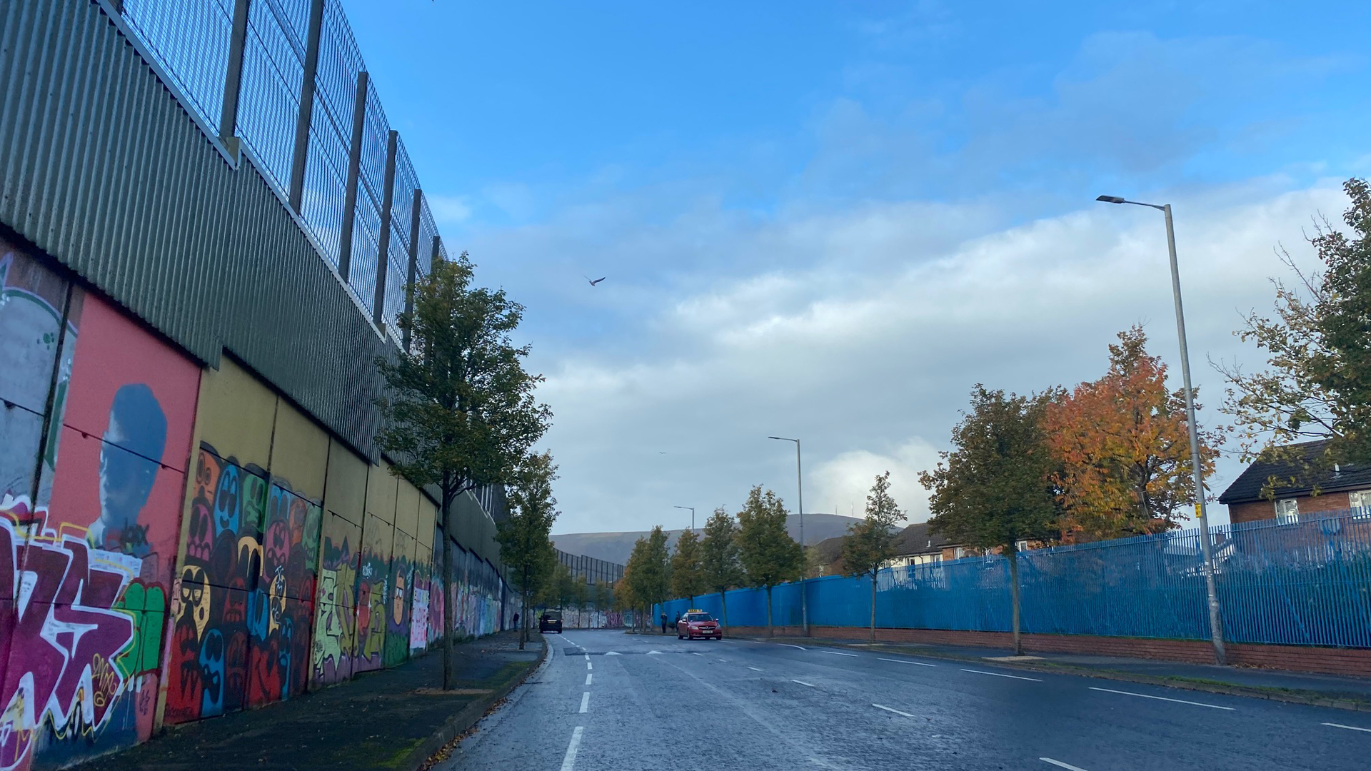 Meterhohe befestigte Mauern, sogenannte "Peacelines", laufen mitten durch Belfast. | ARD-Studio London