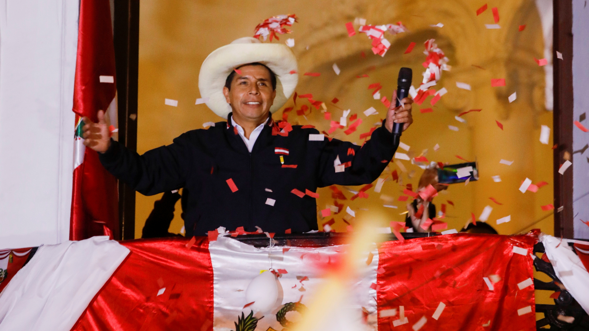 Der peruanische Präsidentschaftskandidat Pedro Castillo auf einen Balkon bei der Verkündung seines Wahlsiegs. | REUTERS