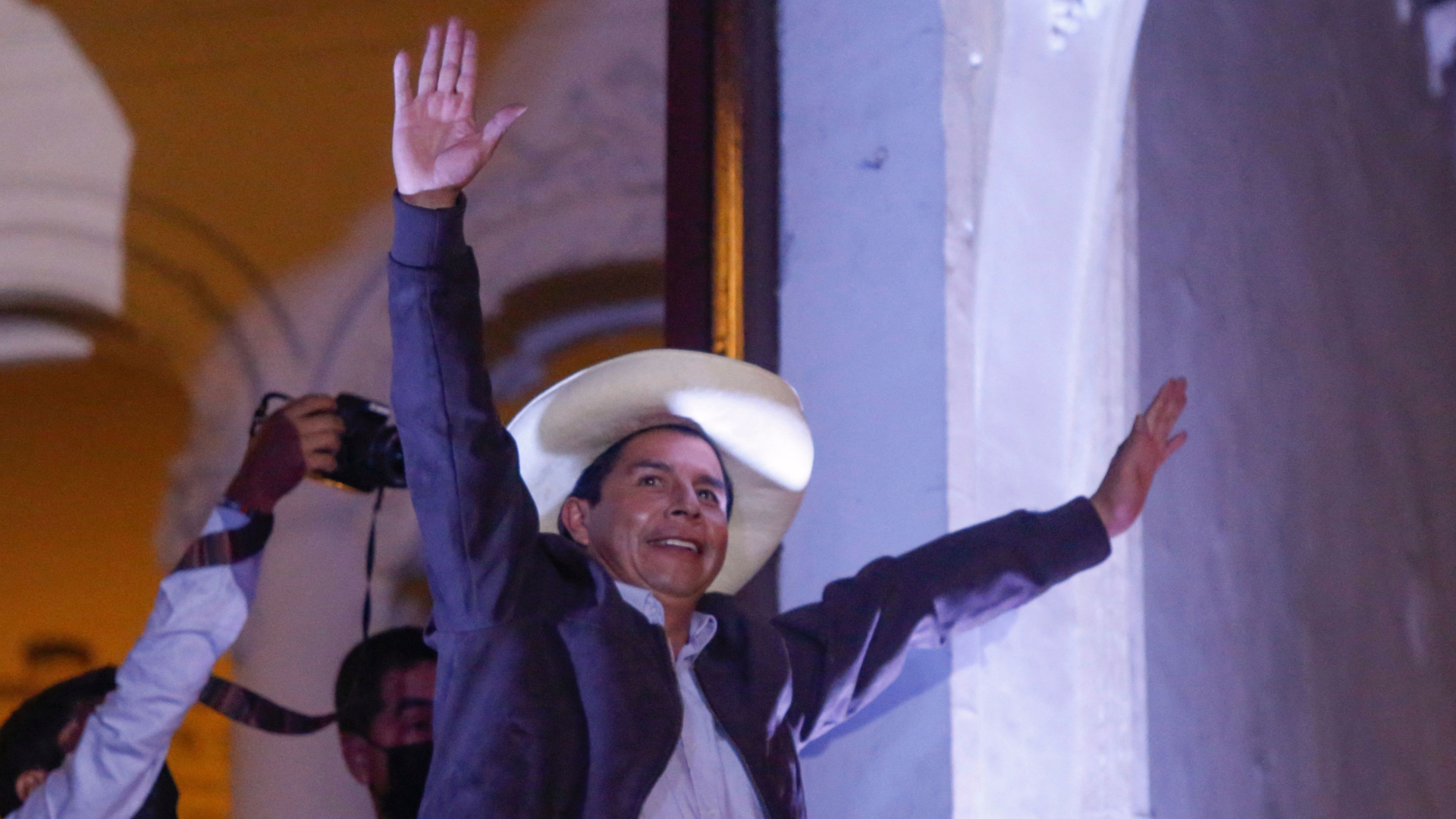 Pedro Castillo winkt von einem Balkon | AFP