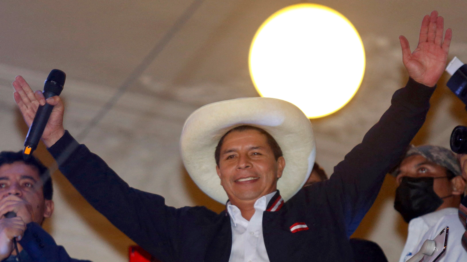 Pedro Castillo feiert seinen Wahlsieg.