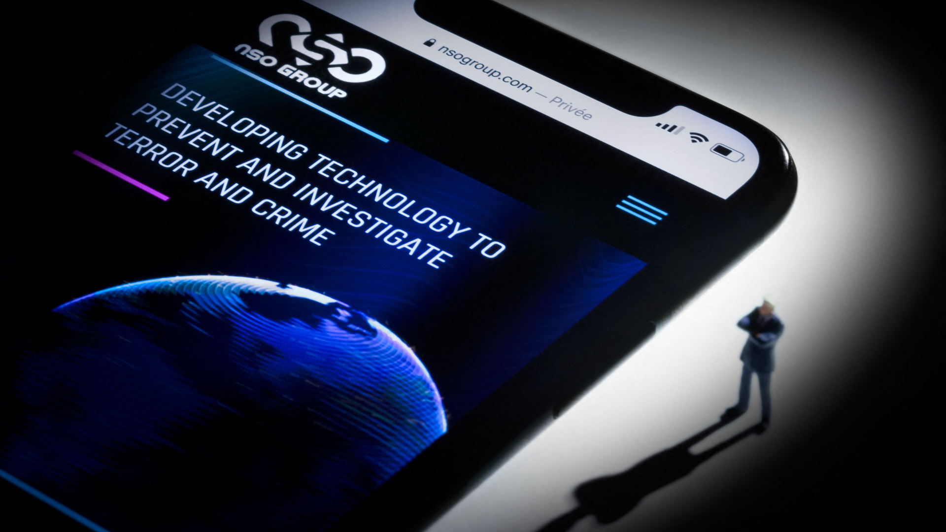 Eine Illustration zeigt ein Smartphone mit der Webseite von NSO. | AFP