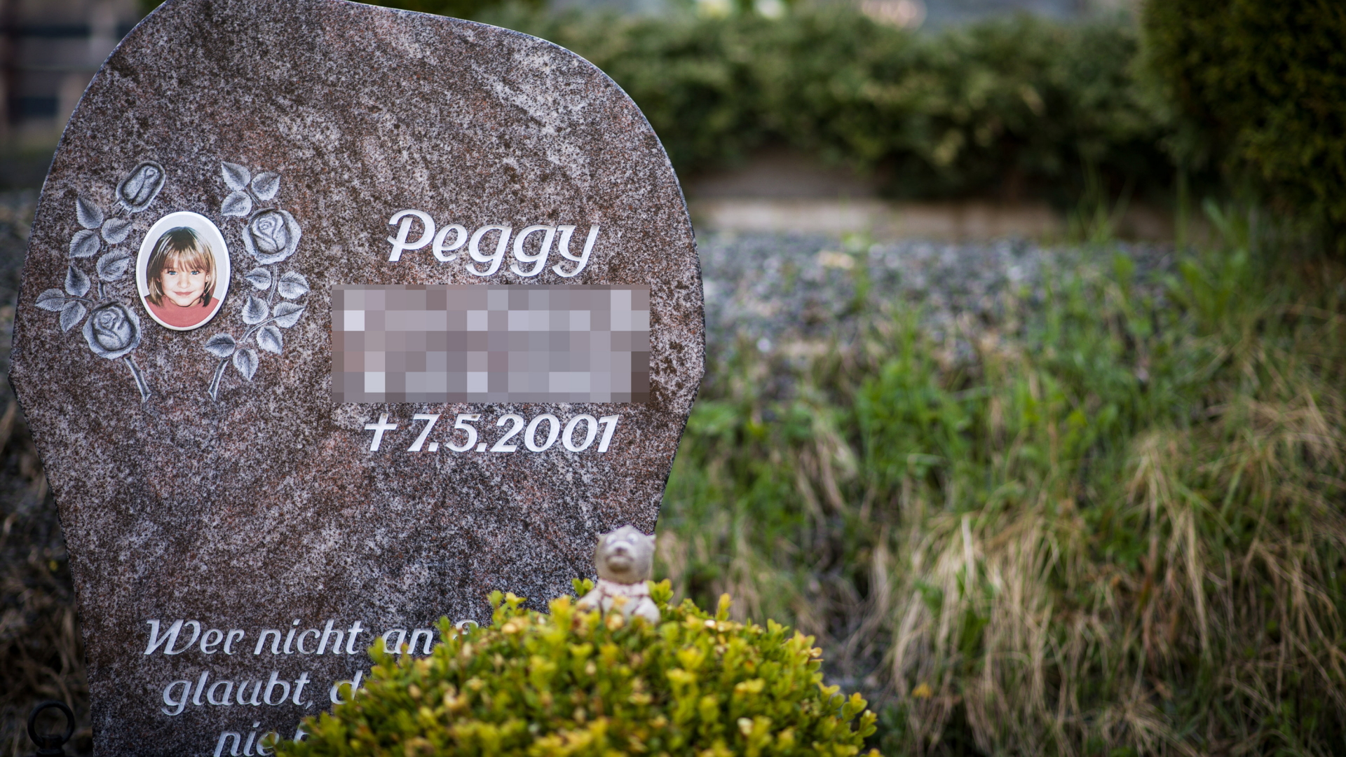 Grabstein der seit 15 Jahren vermissten Peggy | Bildquelle: dpa