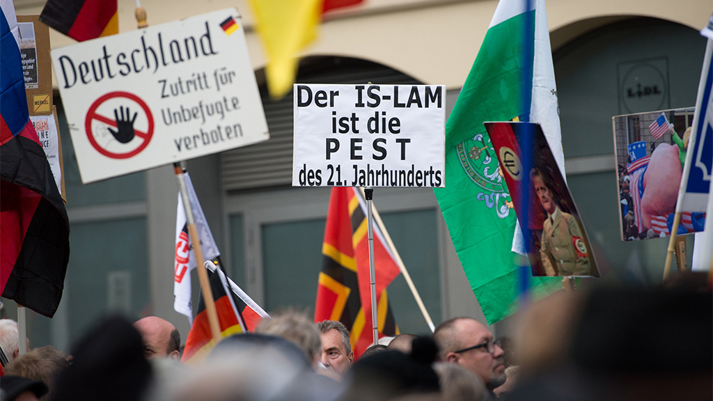Kundgebung der islamfeindlichen Pegida-Bewegung auf dem Wienerplatz am Hauptbahnhof in Dresden (Sachsen)