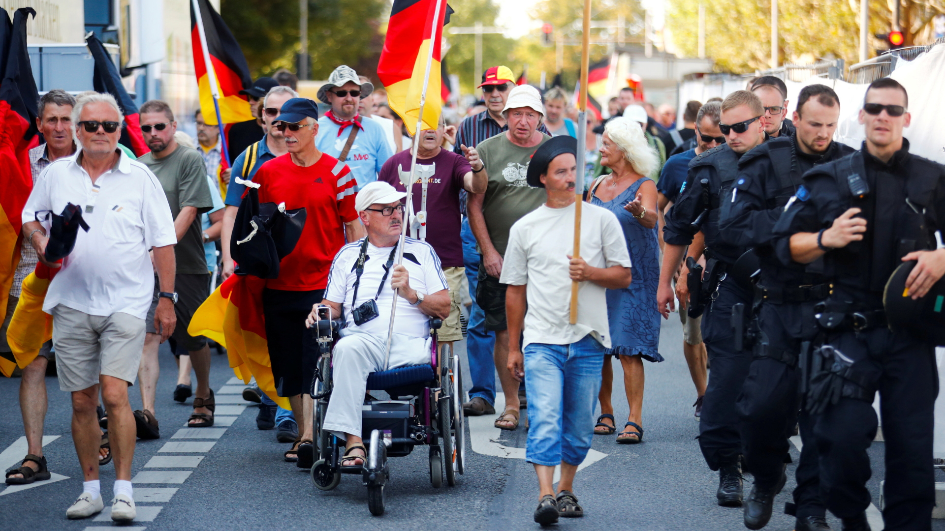 Pegida-Demonstration gegen Merkel in Dresden | Bildquelle: REUTERS