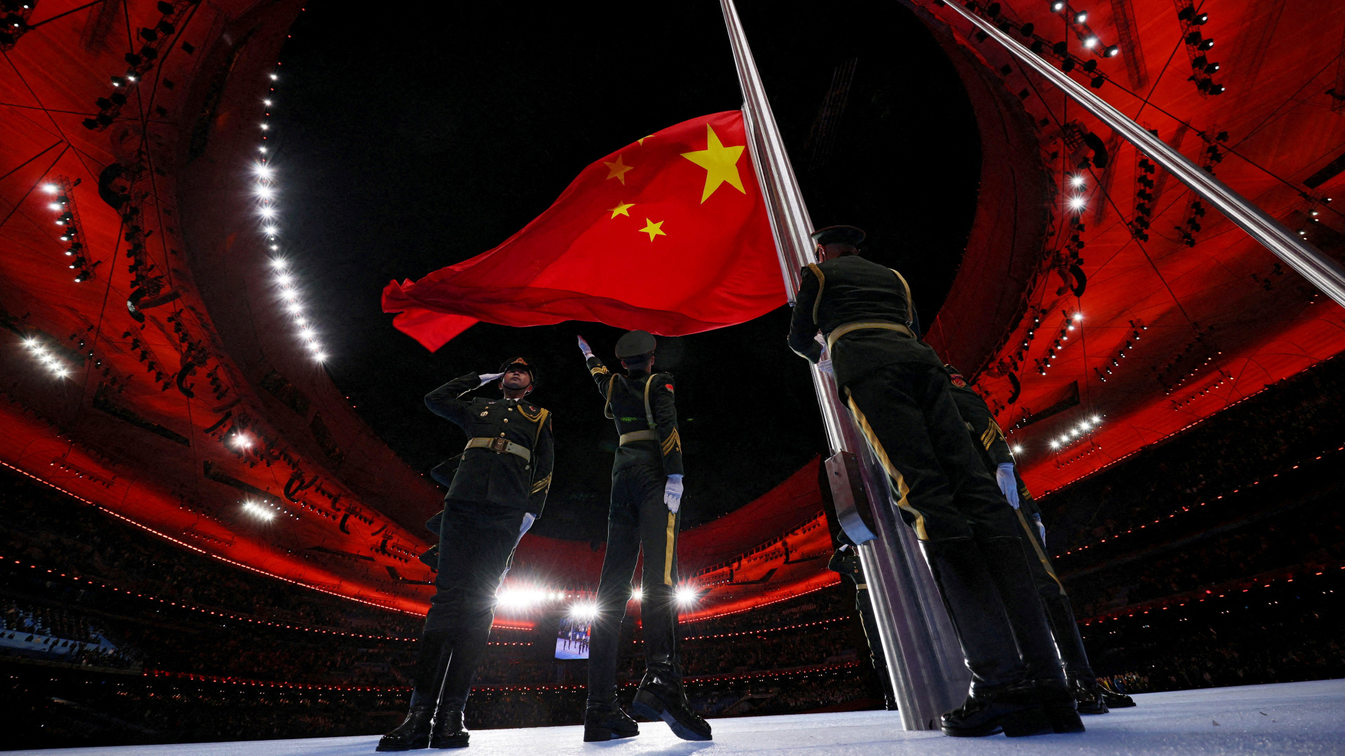 Soldaten hissen die chinesische Flagge bei einer Zeremonie während der Olympischen Winterspiele