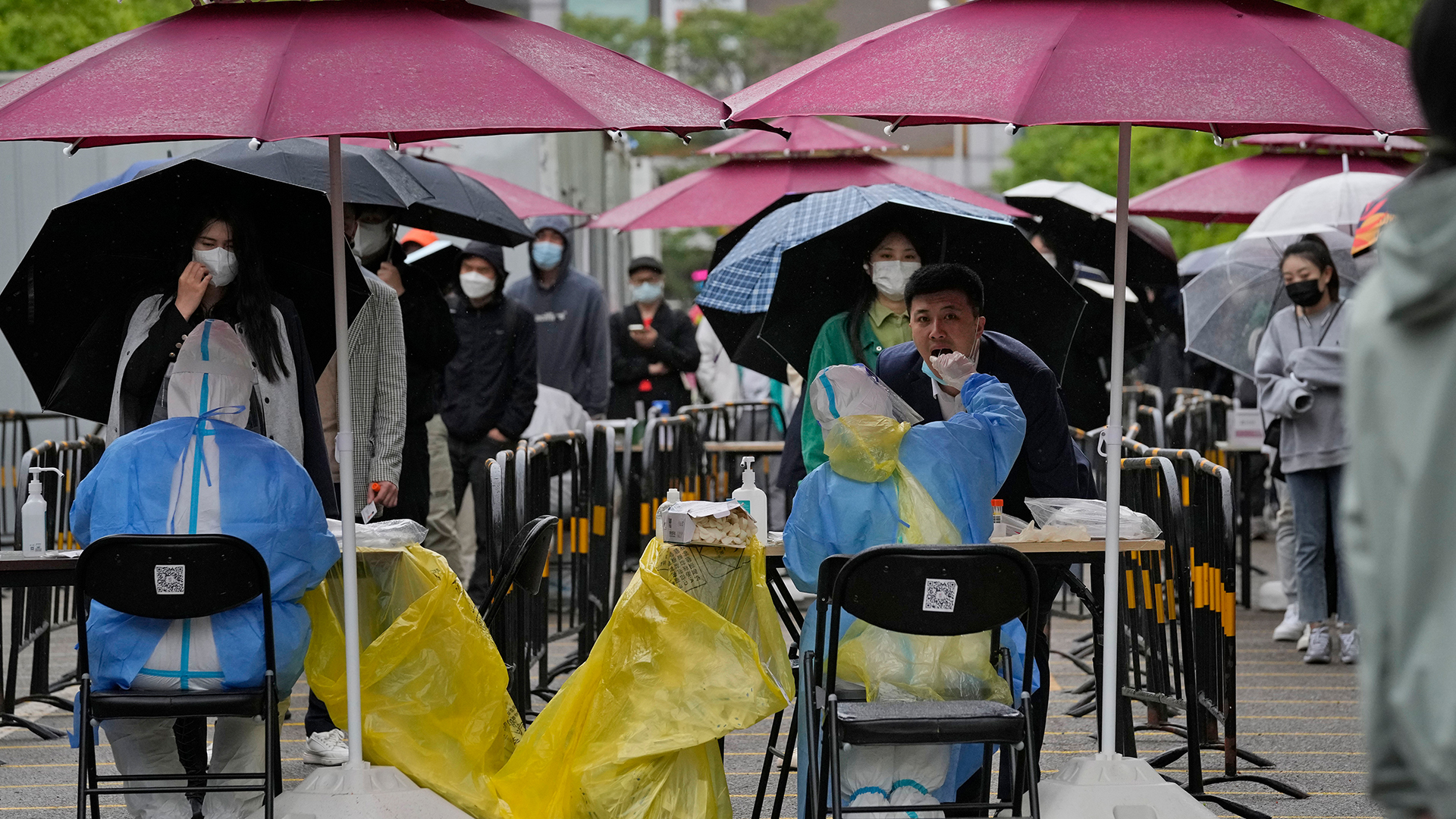Bewohner lassen sich an einer Teststelle in Peking auf das Coronavirus testen. | dpa