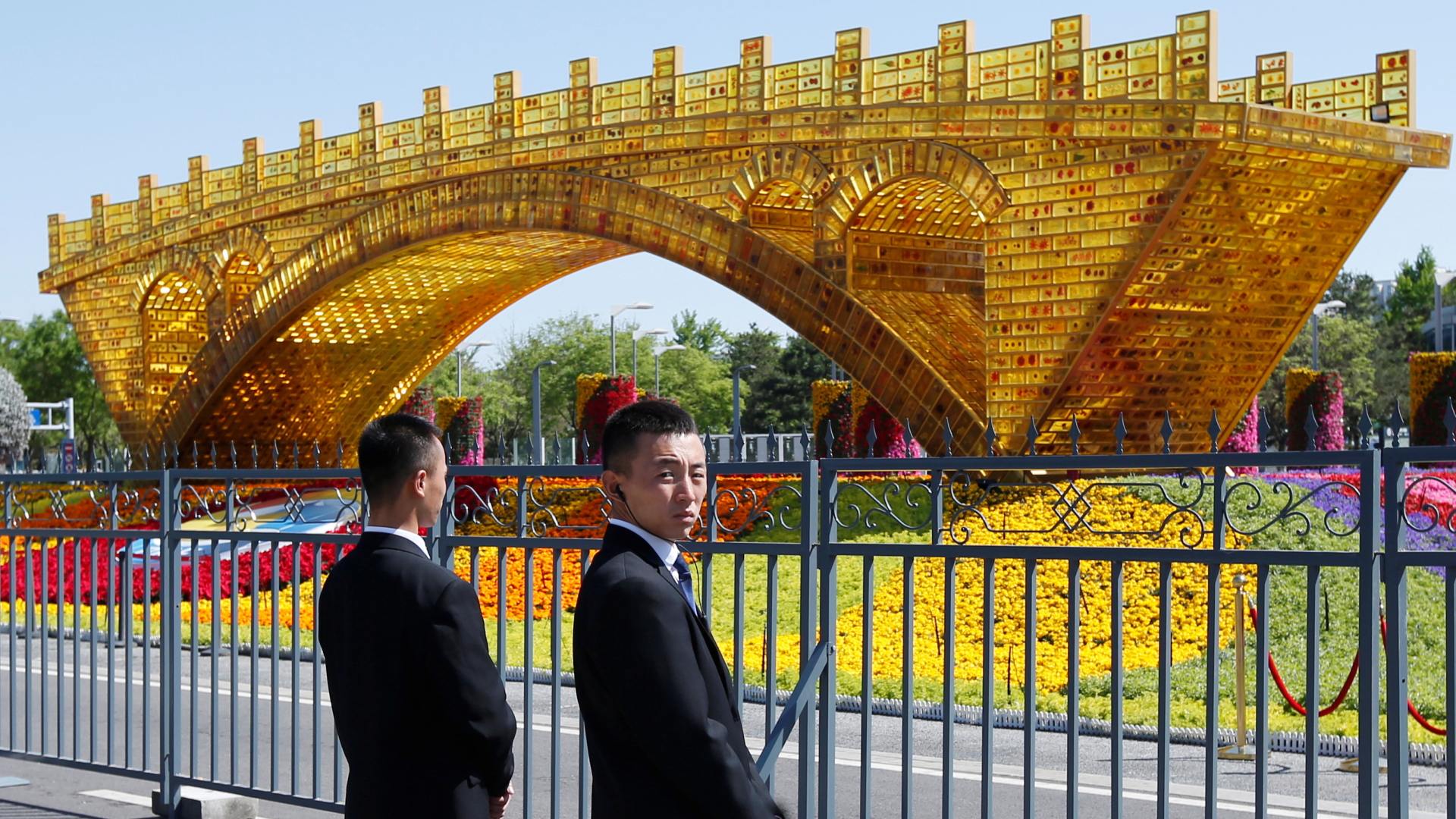Sicherheitskräfte vor der Installation "Goldene Brücke zur Seidenstraße" auf dem Gelände des Chinese Convention Center in Peking | REUTERS