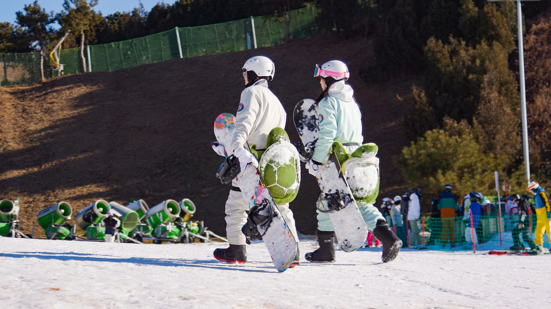 Zwei Snowboard-Fahrer mit Schutzausrüstung in Form eines Schildkrötenpanzers  | ARD Peking