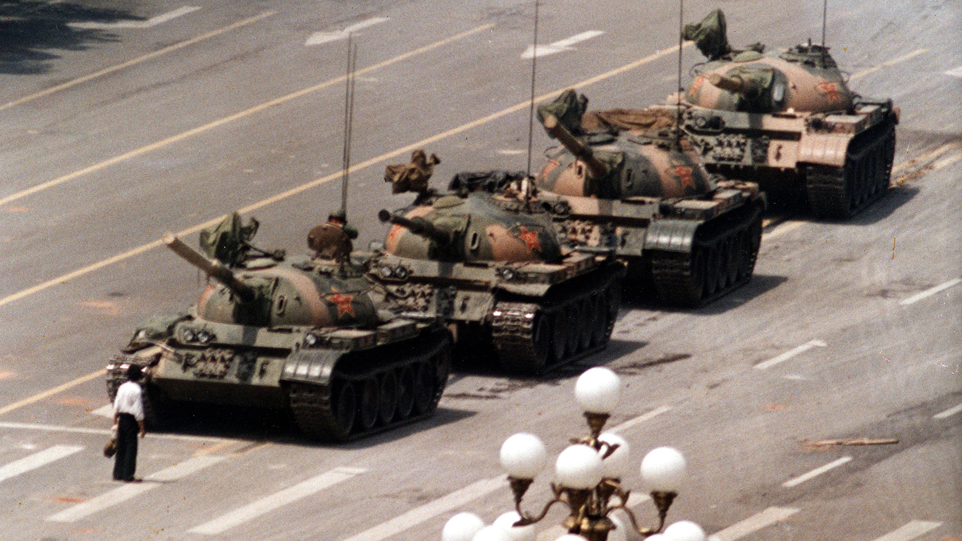 Ein Mann steht allein vor 4 Panzern, Peking/China, 5.6.1989 | AP