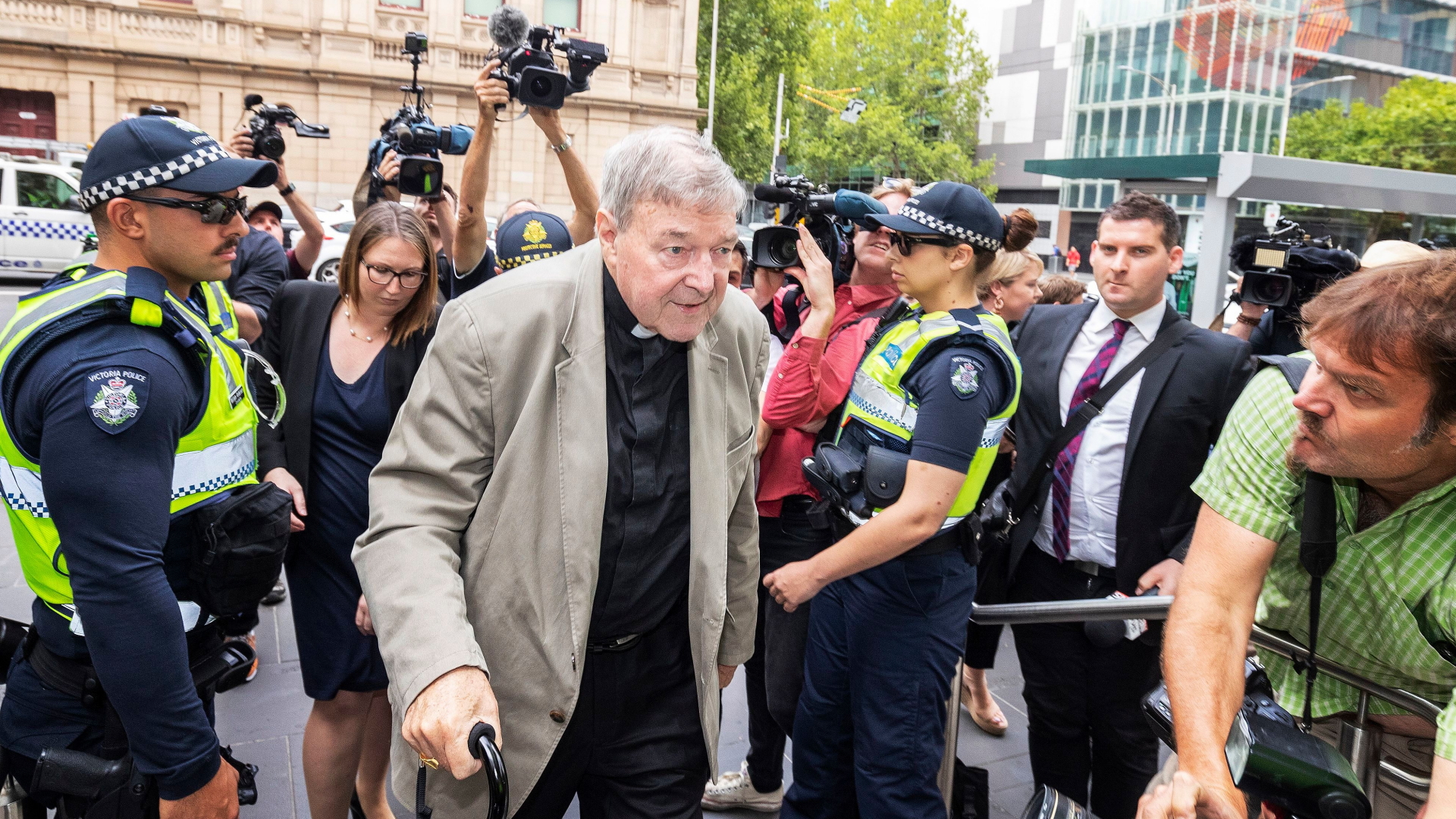 Kardinal Pell vor einem Gerichtsgebäude in Melbourne | DAVID CROSLING/EPA-EFE/REX