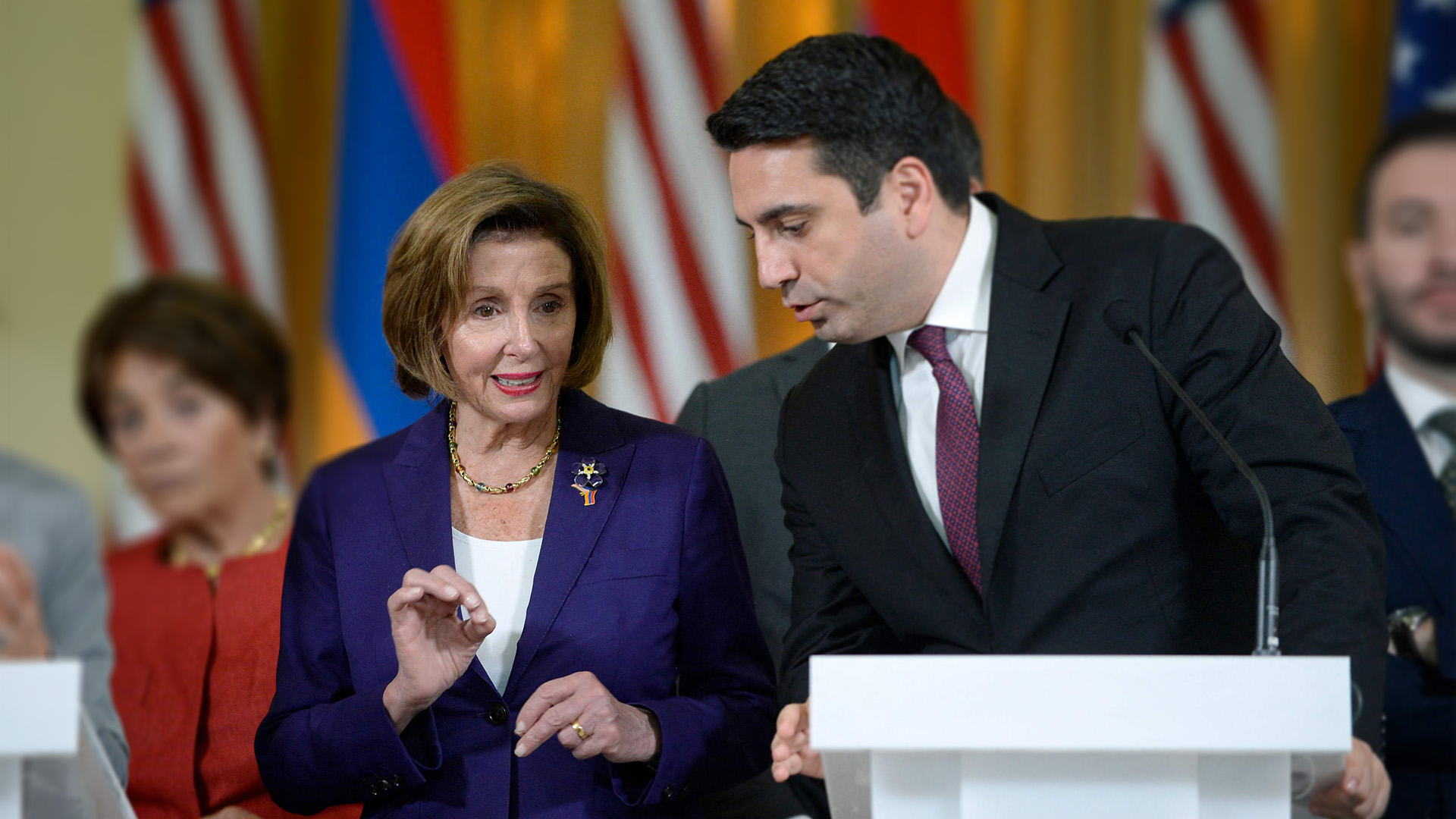 Nancy Pelosi und Alen Simonyan bei einer Pressekonferenz | AFP