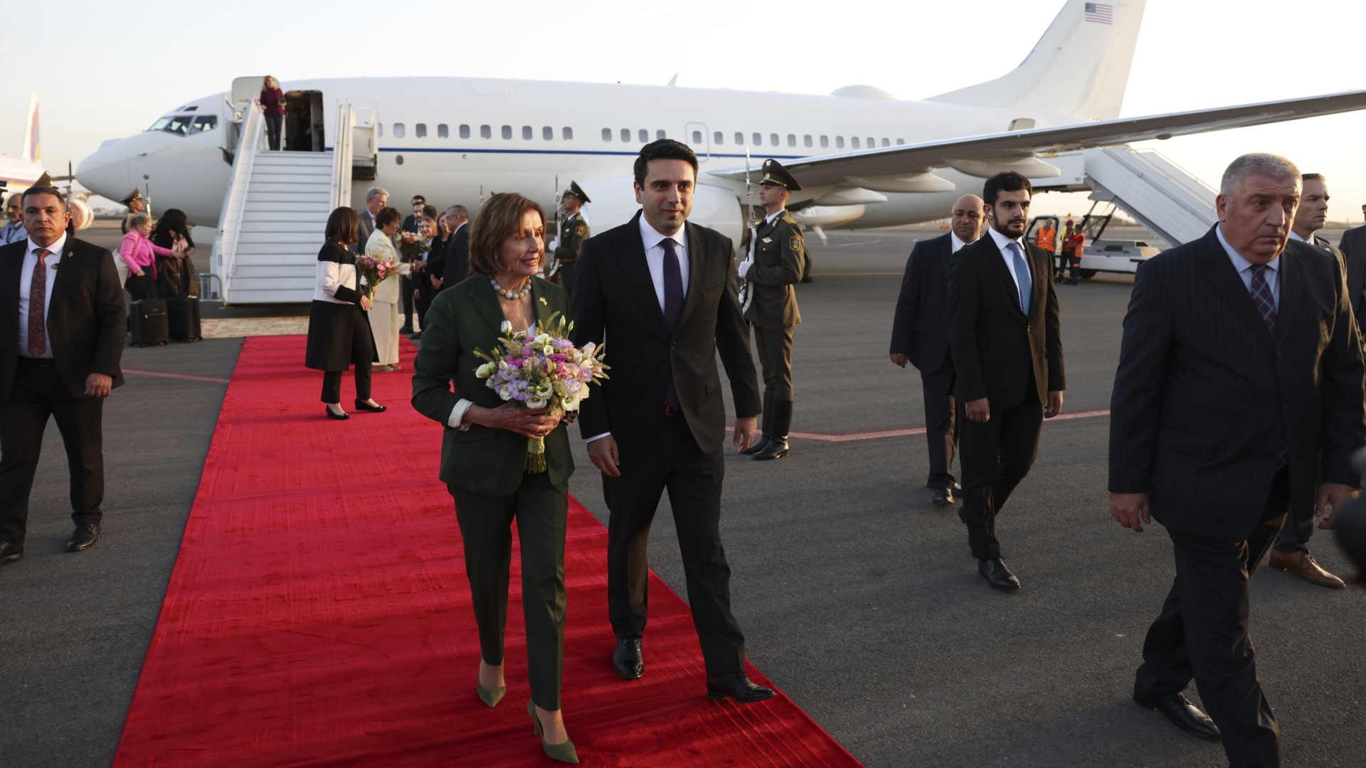 Nancy Pelosi wurde am Flughafen von Eriwan von armenischen Abgeordneten begrüßt. | AP