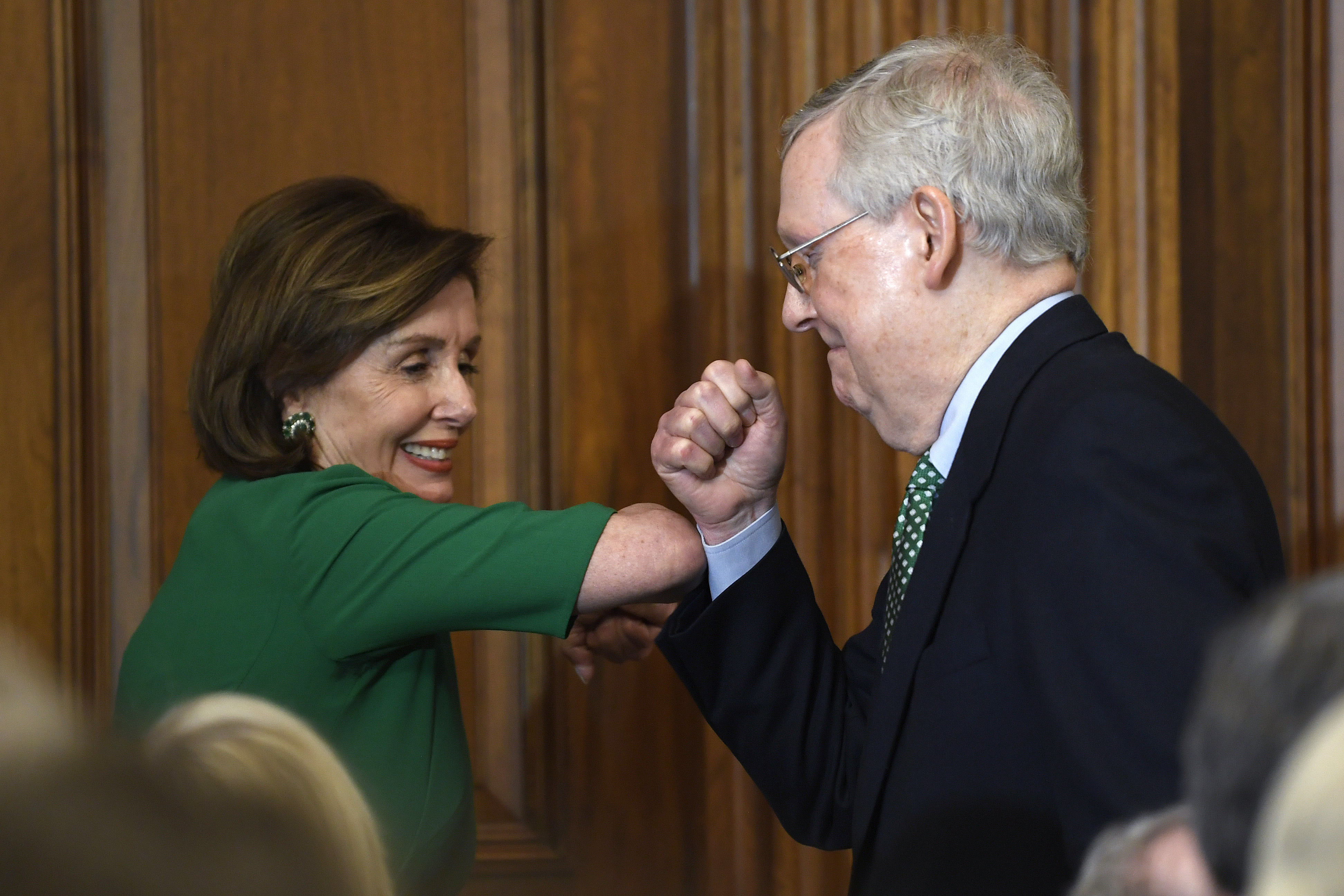 Pelosi und McConnell begrüßen sich | picture alliance / ASSOCIATED PRESS