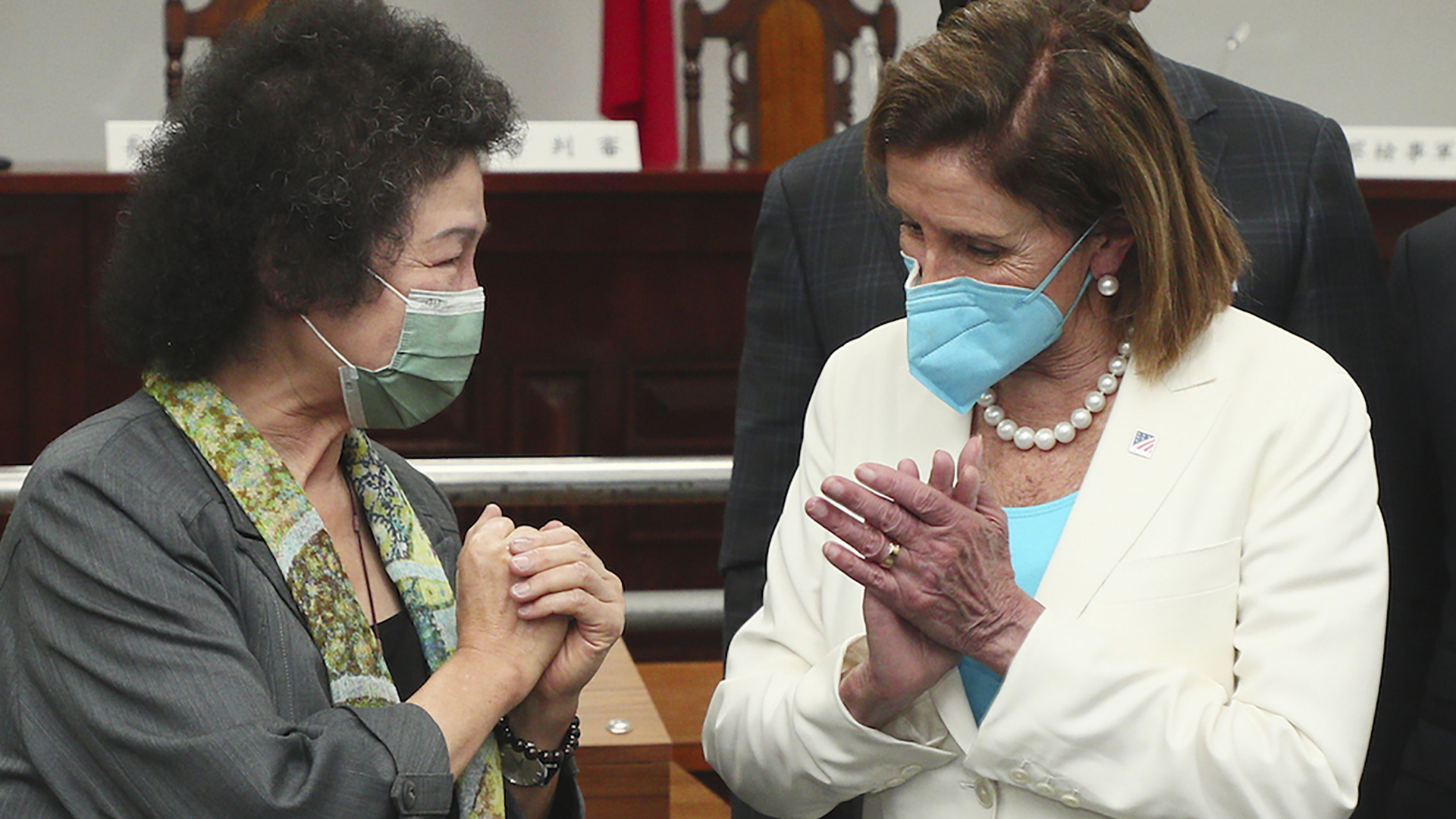 Die Vorsitzende des US-Repräsentantenhauses, Nancy Pelosi, (re.) neben Chen Chu, Generalsekretärin des taiwanischen Präsidentenbüros. Beide tragen blaue Corona-Schutzmasken. | AP