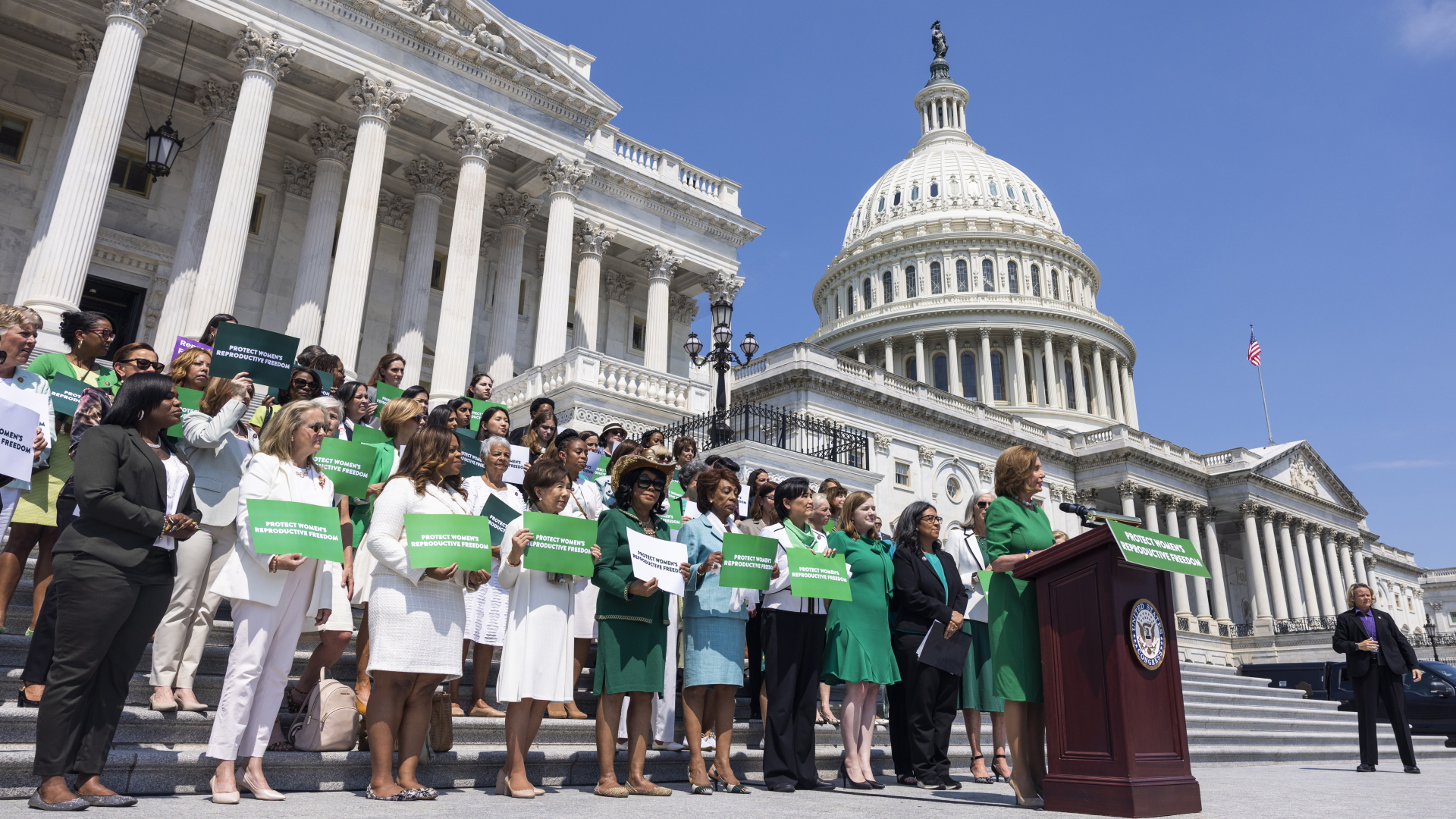 Die Demokratin Nancy Pelosi (re.) wirbt vor der Abstimmung im Repräsentantenhaus für das Recht auf Abtreibung. | EPA