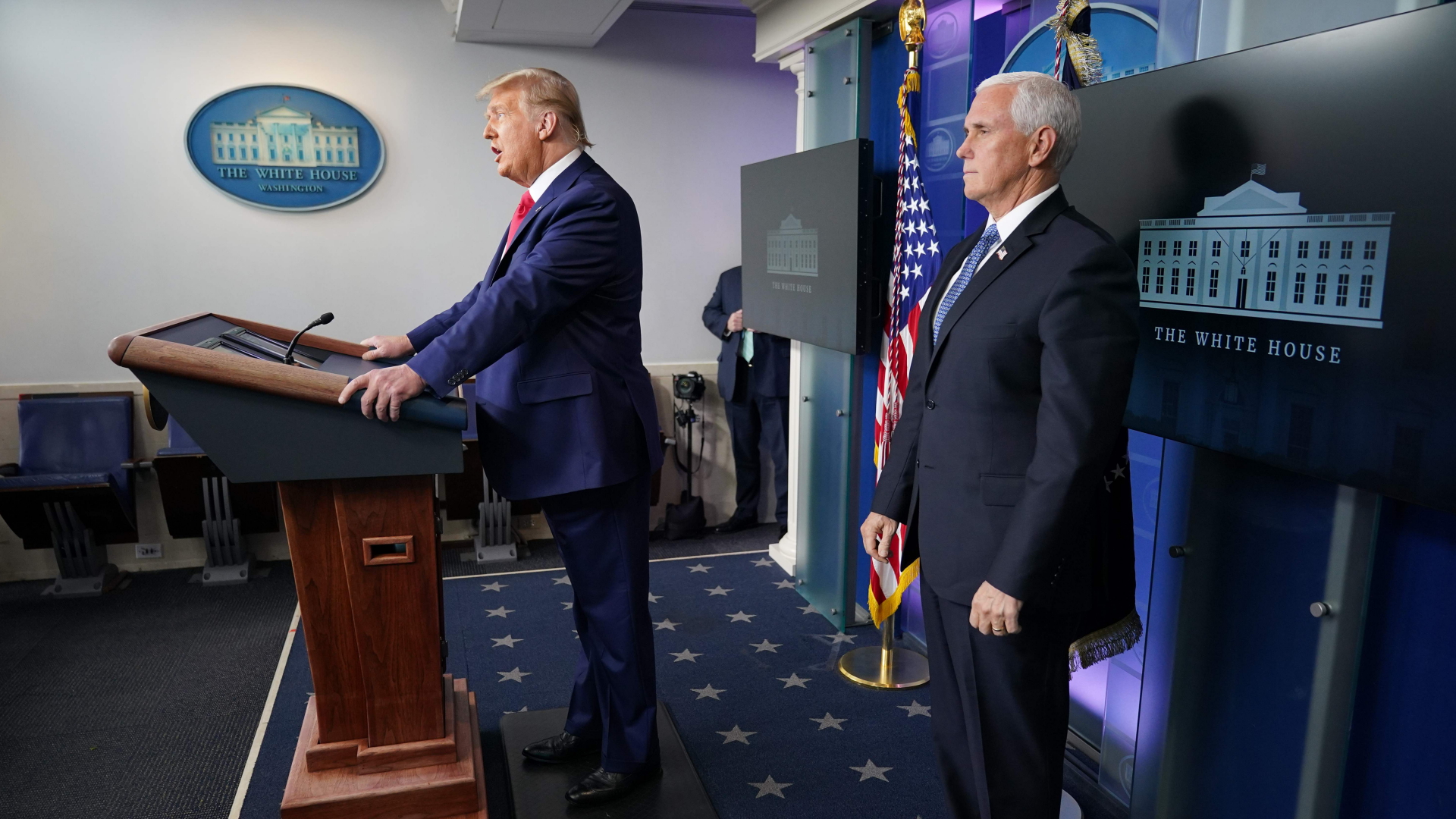 Vizepräsident Pence steht hinter US-Präsident Trump bei einem Auftritt vor der Presse im Weißen Haus. | AFP
