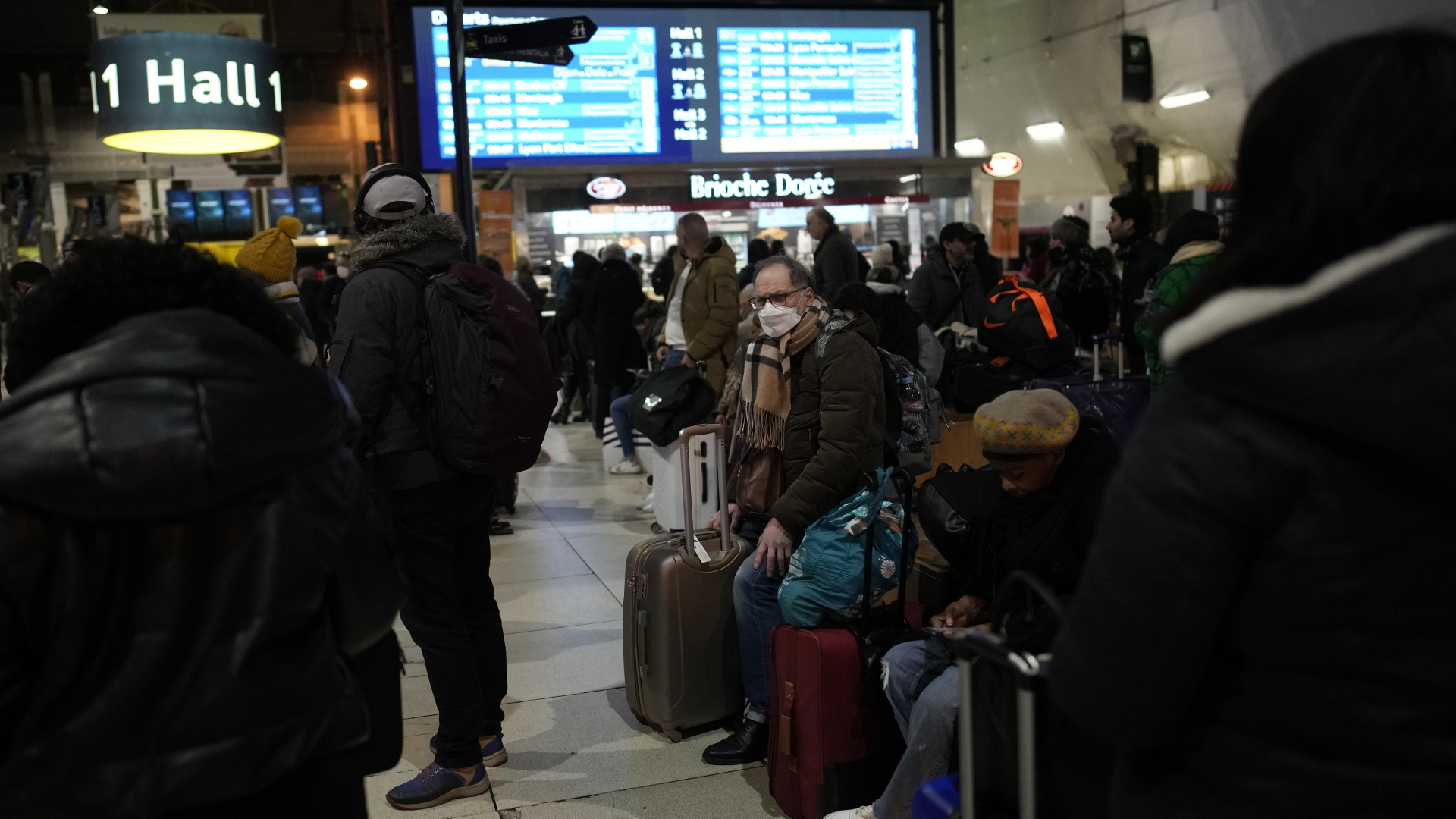 Pendler warten auf einen Zug am Bahnhof Gare de Lyon in Paris. | dpa