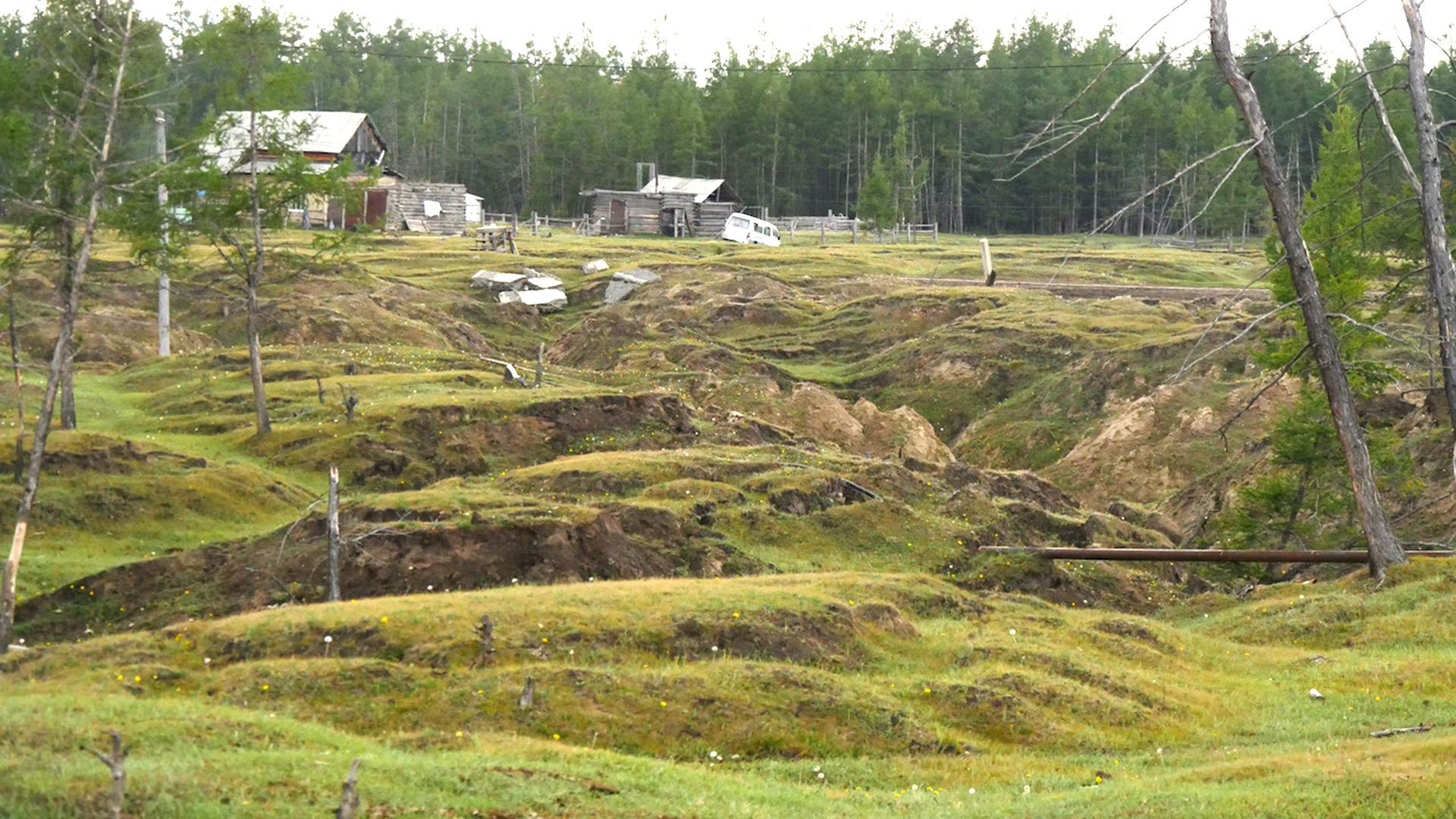 Folgen schmelzenden Permafrosts in Jakutien: Hügellandschaft durch abgesacktes Erdreich. | Demian von Osten/ARD-Moskau