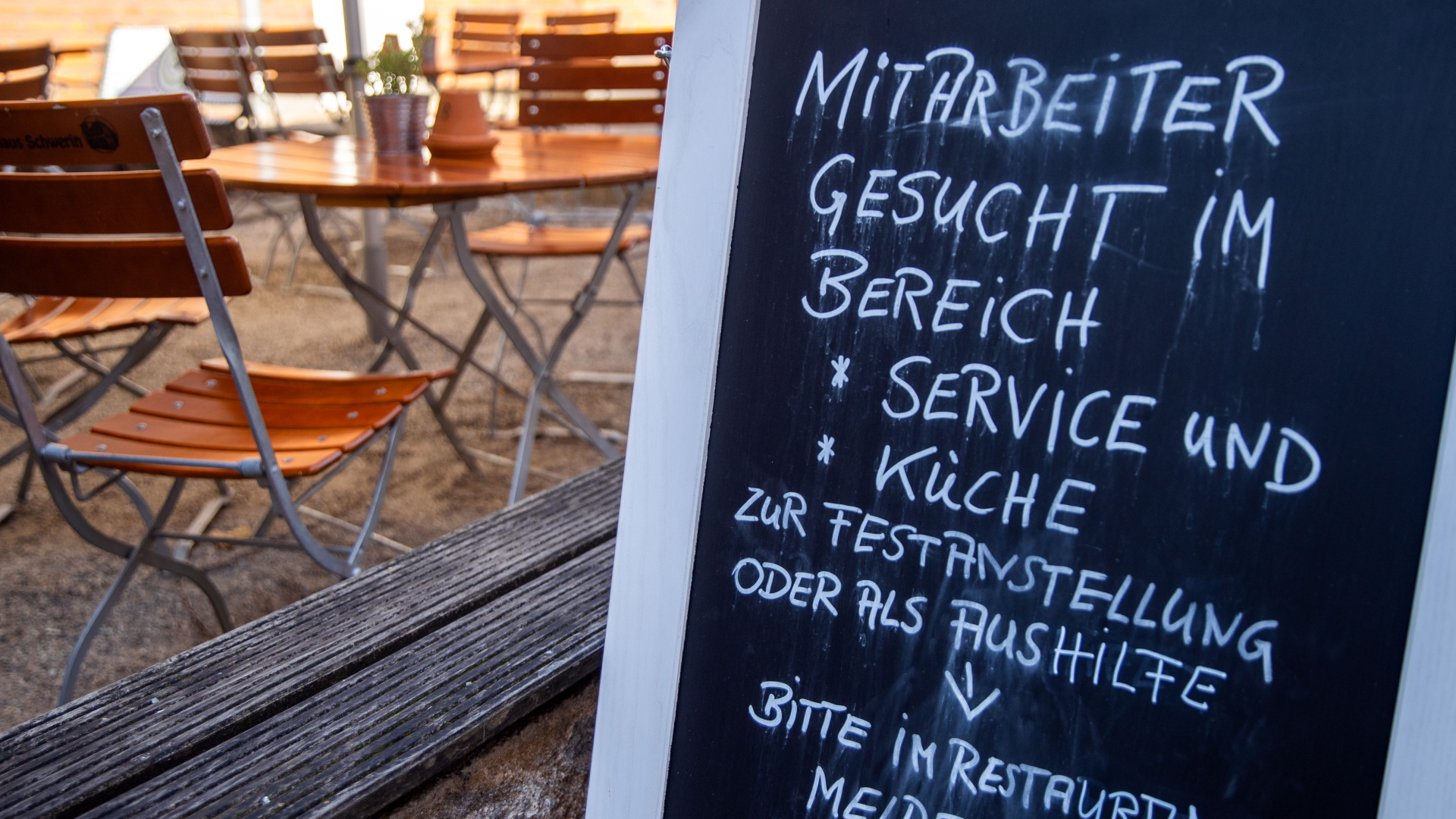Auf einer Tafel vor einem Restaurant in Schwerin wird nach Mitarbeitern für den Service- und Küchenbereich gesucht.