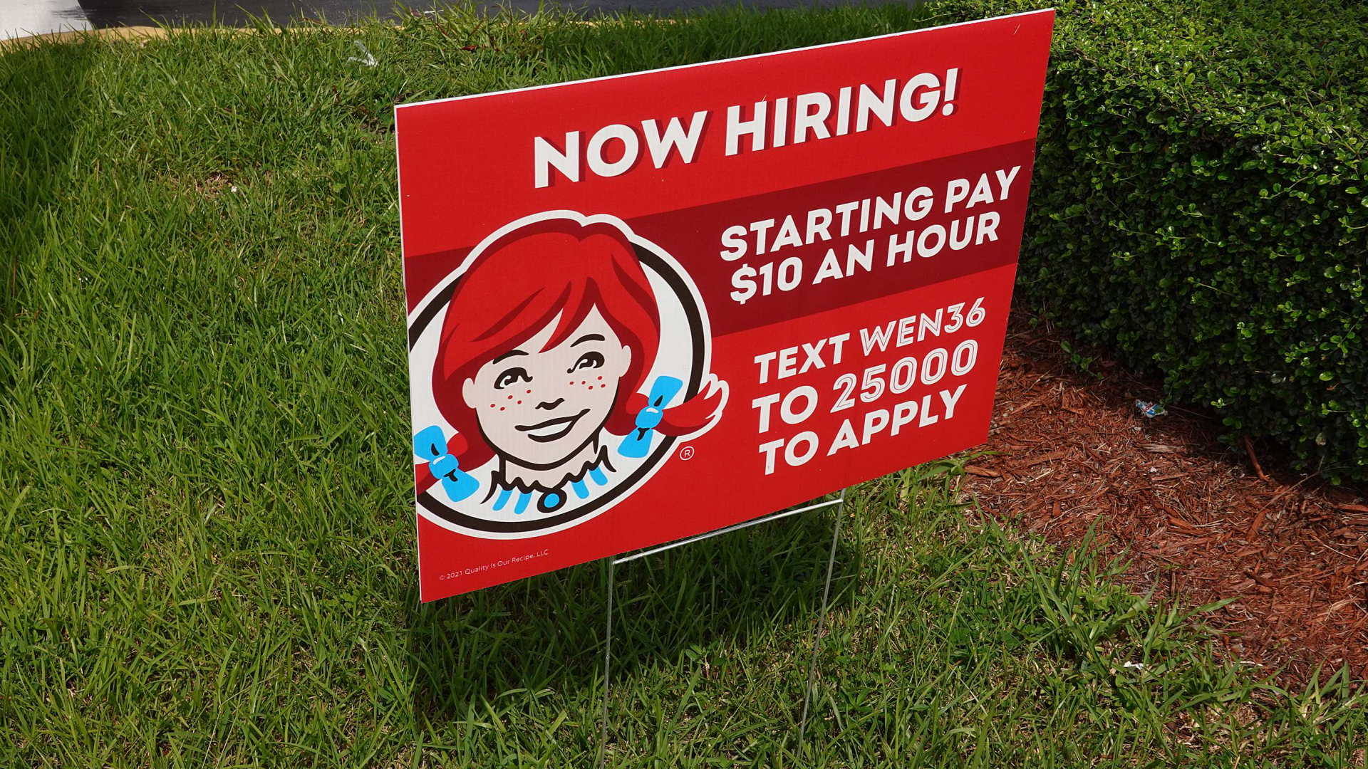 Schild in den USA wirbt um Bewerbungen für offene Jobs | AFP