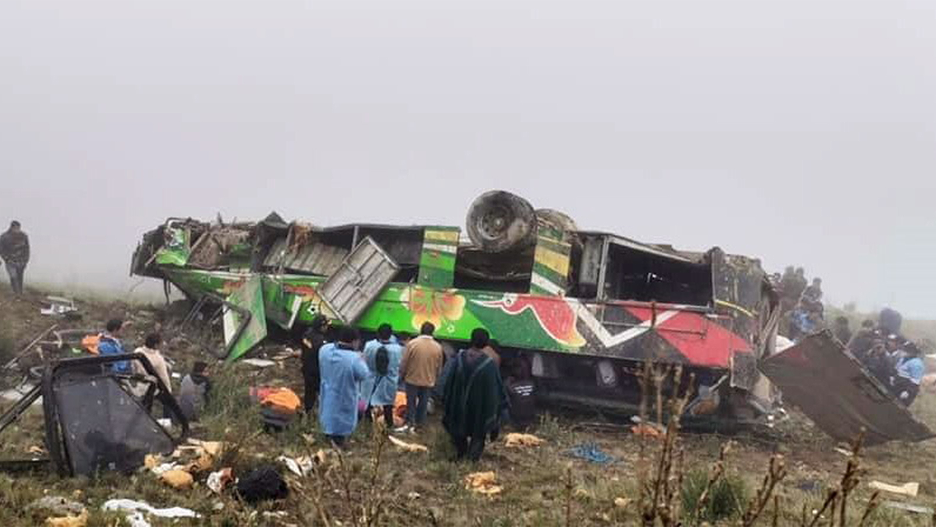 Menschen stehen vor den Trümmern des Busses in der Provinz Pataz. | EPA