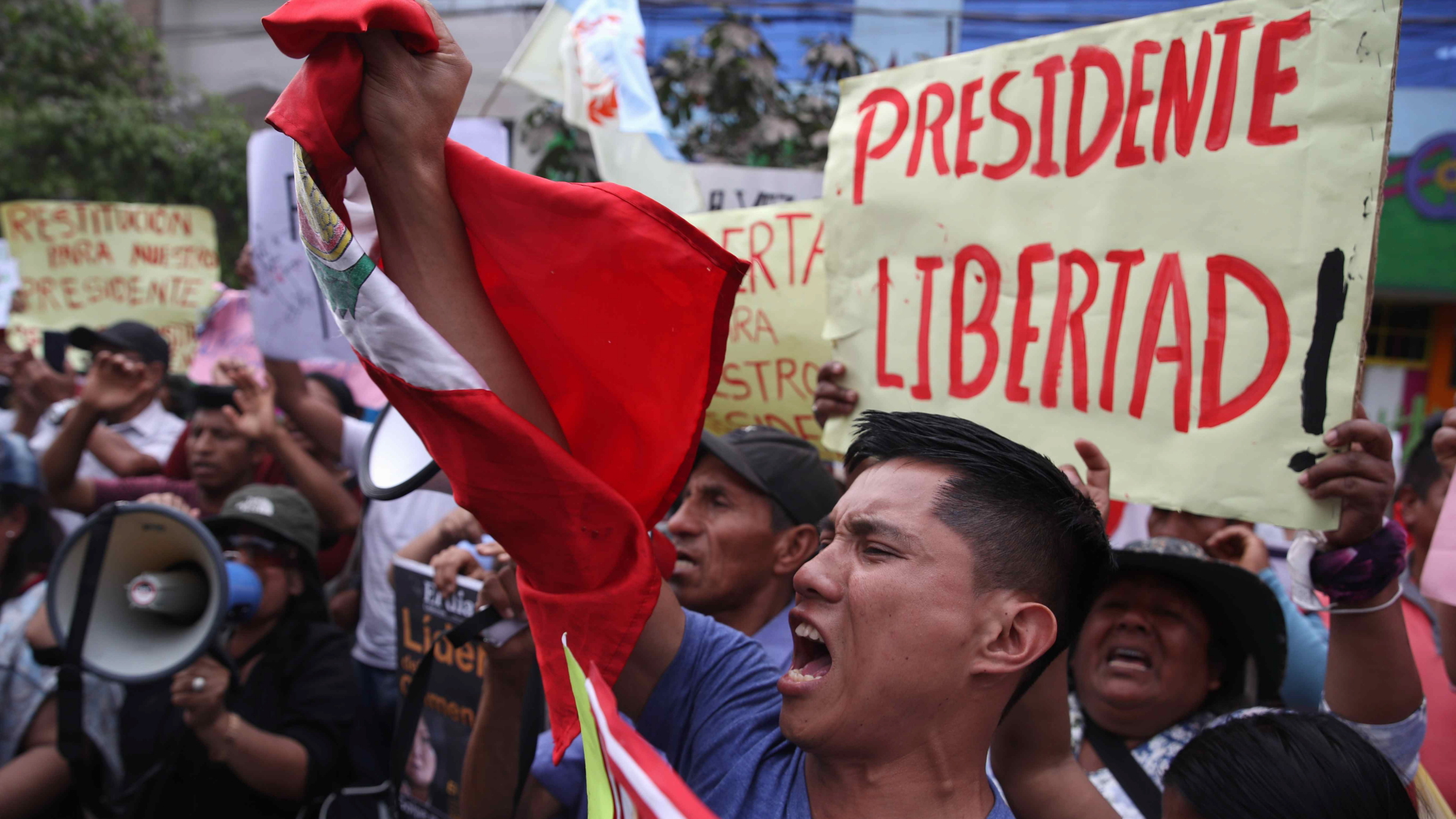 Demonstranten fordern die Freilassung des abgesetzten peruanischen Präsidenten Castillo. | EPA