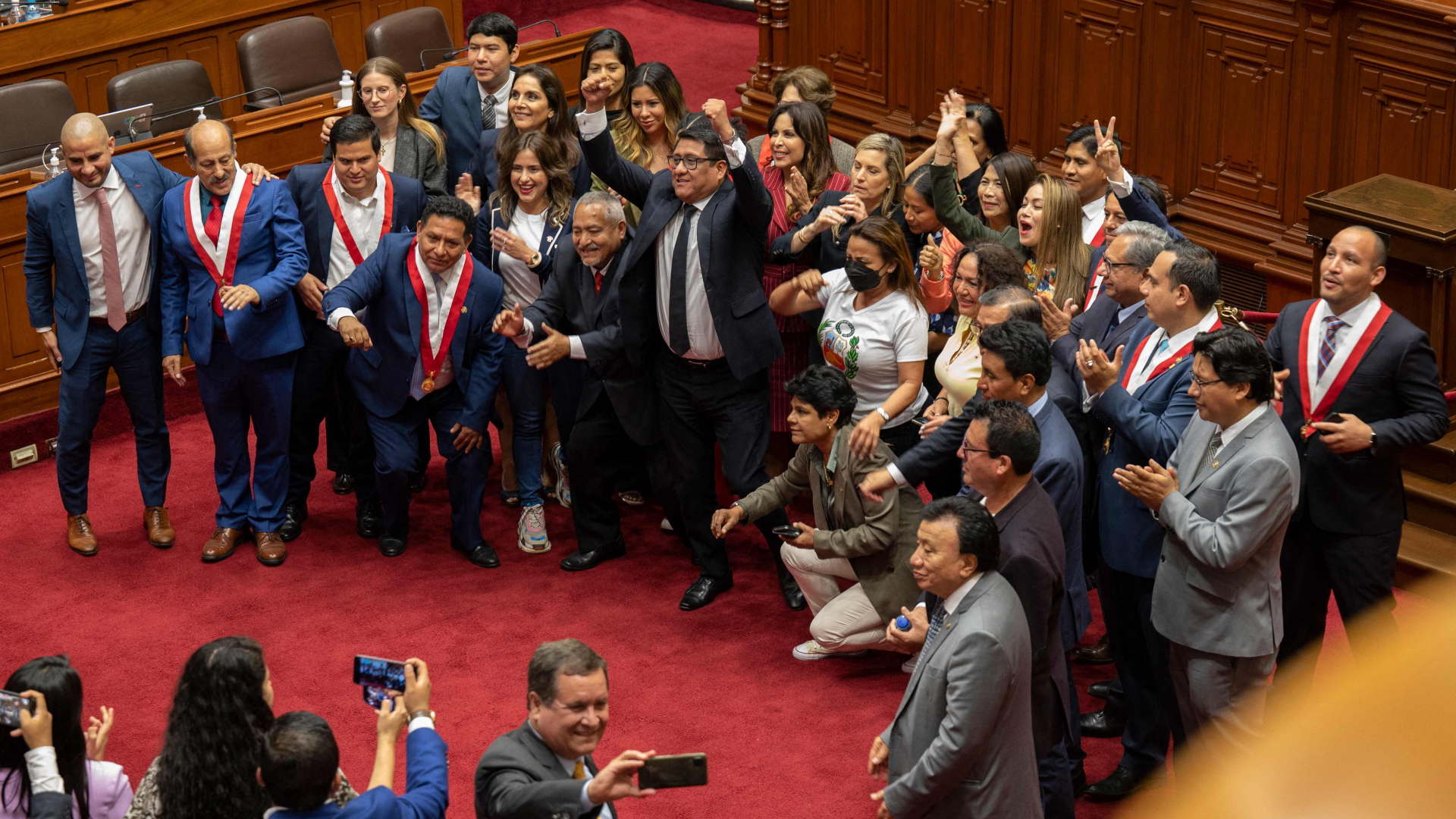 Das peruanische Parlament posiert nach der Abstimmung im Amtsenthebungsverfahren gegen Castillo für ein Foto. | AFP