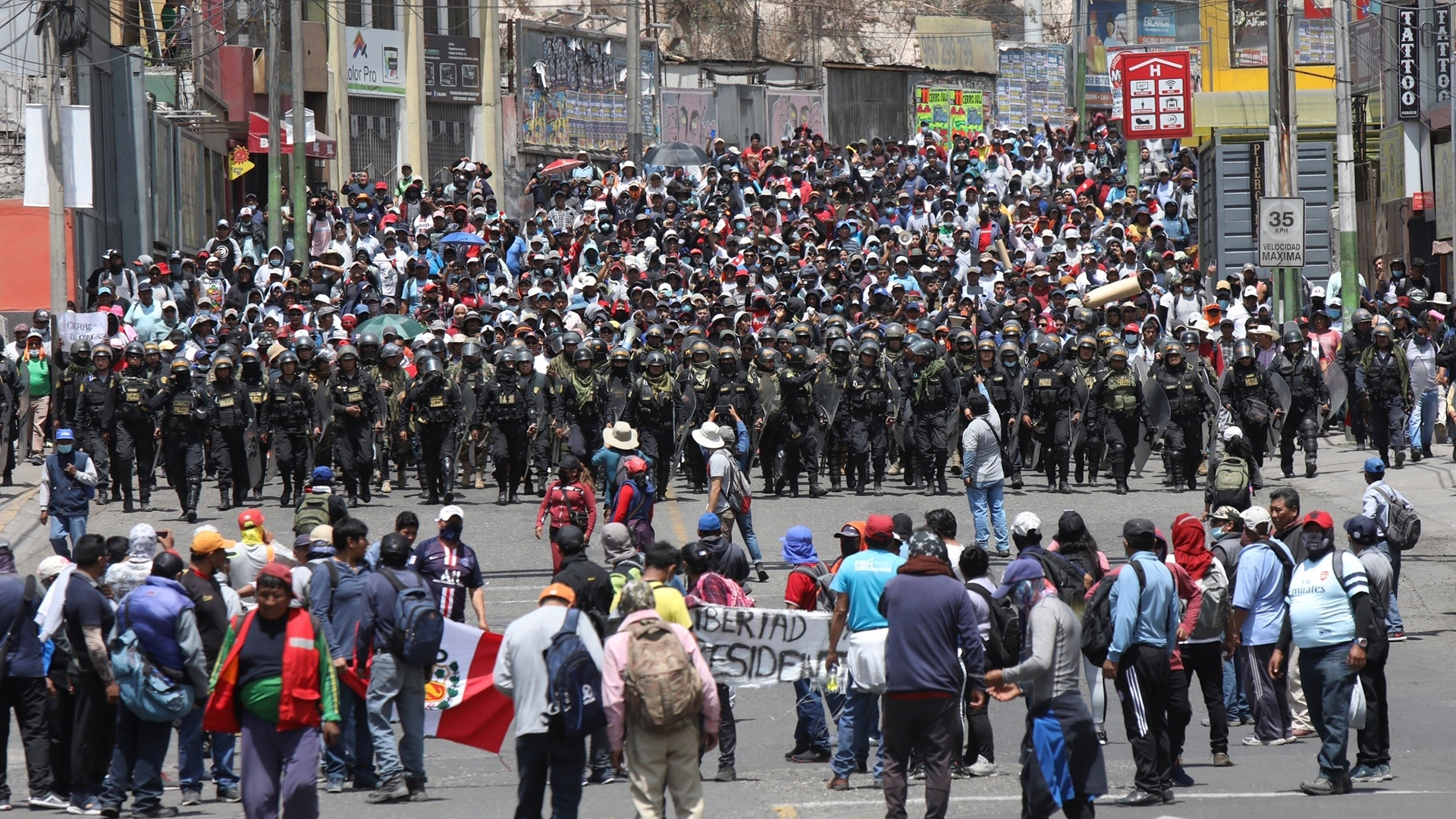 Die Polizei ist während einer Kundgebung von Anhängern des abgesetzten peruanischen Präsidenten Castillo in Arequipa im Einsatz.  | picture alliance/dpa/AP