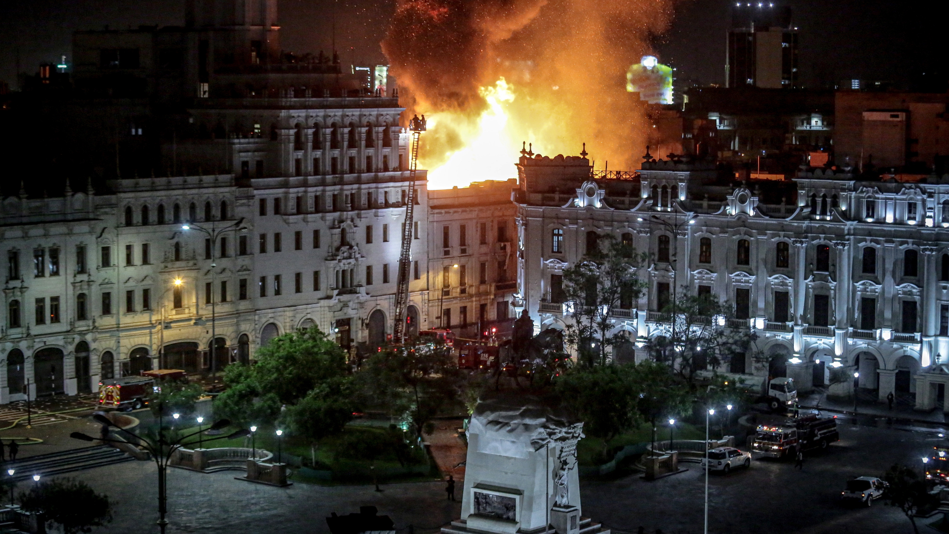 Großfeuer in Lima nach Demonstration und schweren Ausschreitungen