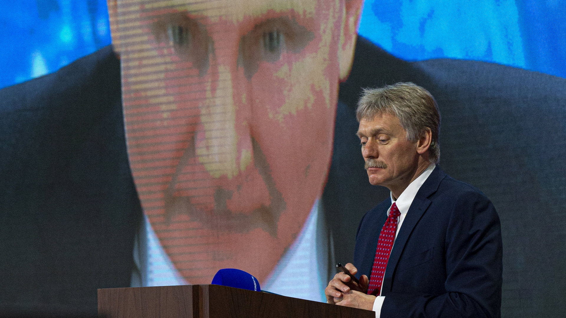 Kremlsprecher Dmitrij Peskow vor dem per Video zugeschalteten russischen Präsidenten Wladimir Putin (Bild vom 17.12.2020).