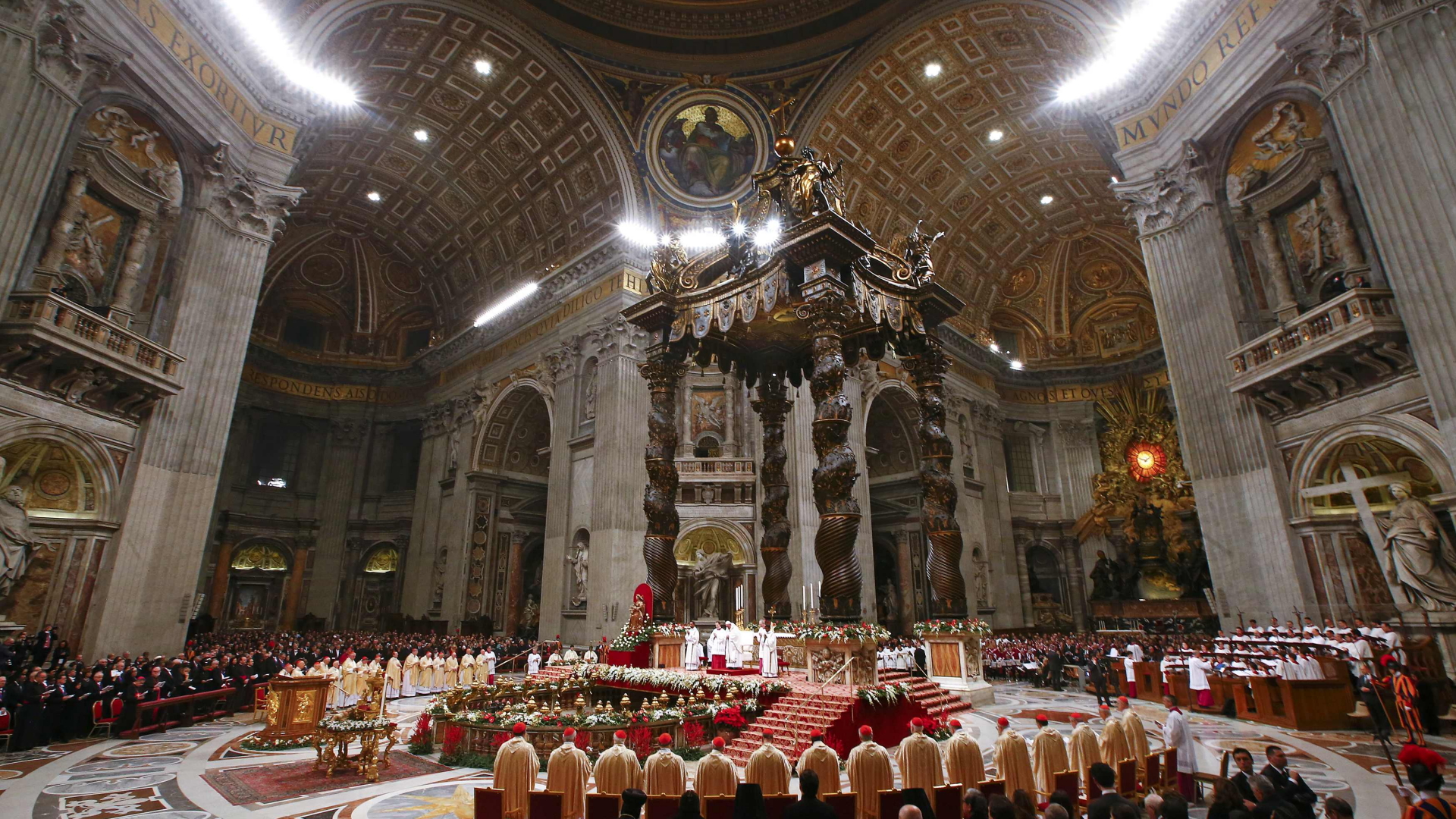 Blick in den Petersdom während der Christmette | REUTERS