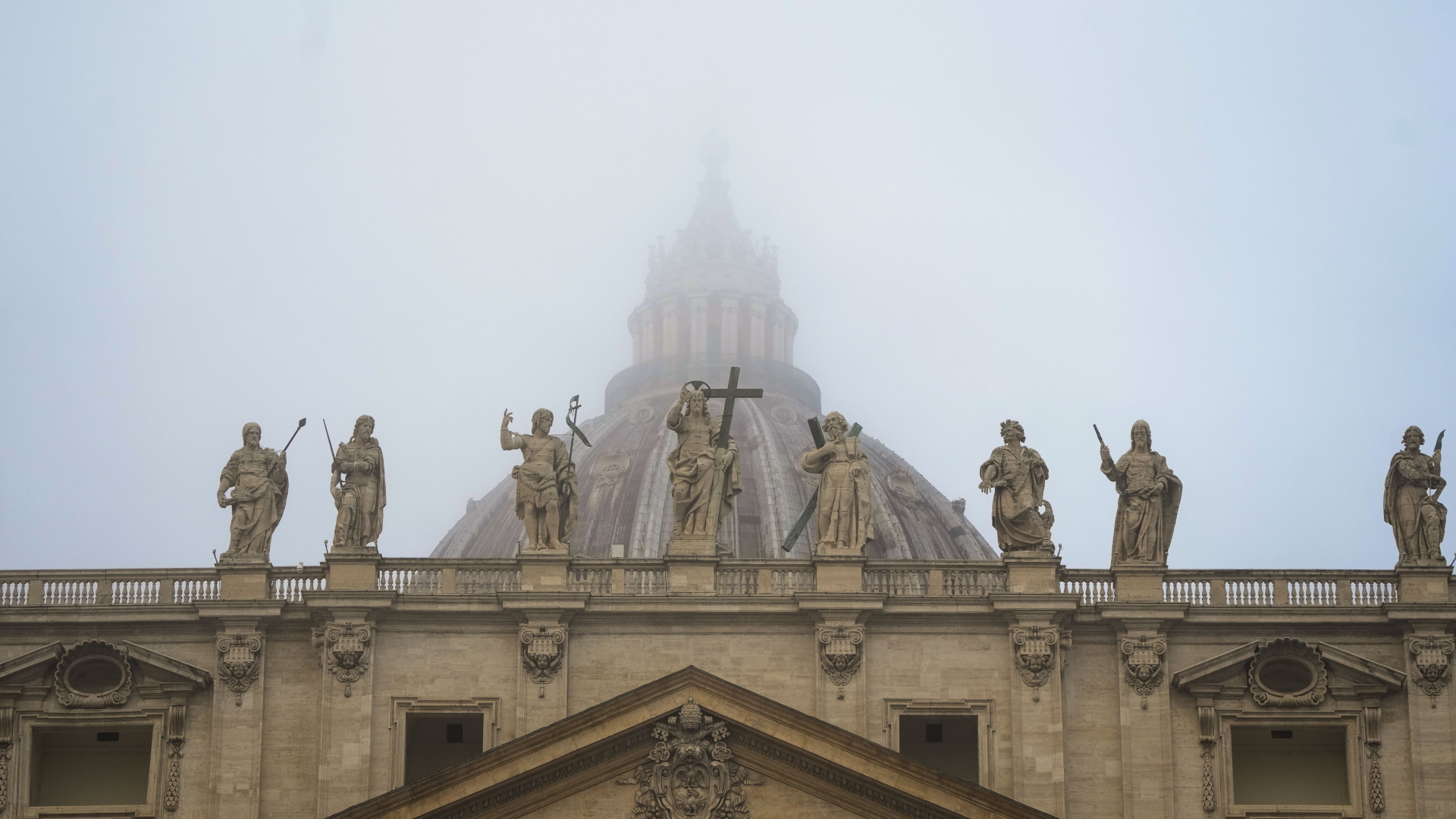 Der Petersdom in Nebel gehüllt