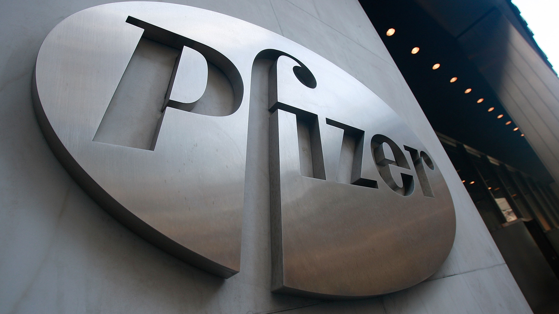 Firmenlogo an der Pfizer-Firmenzentrale in New York | Bildquelle: AFP