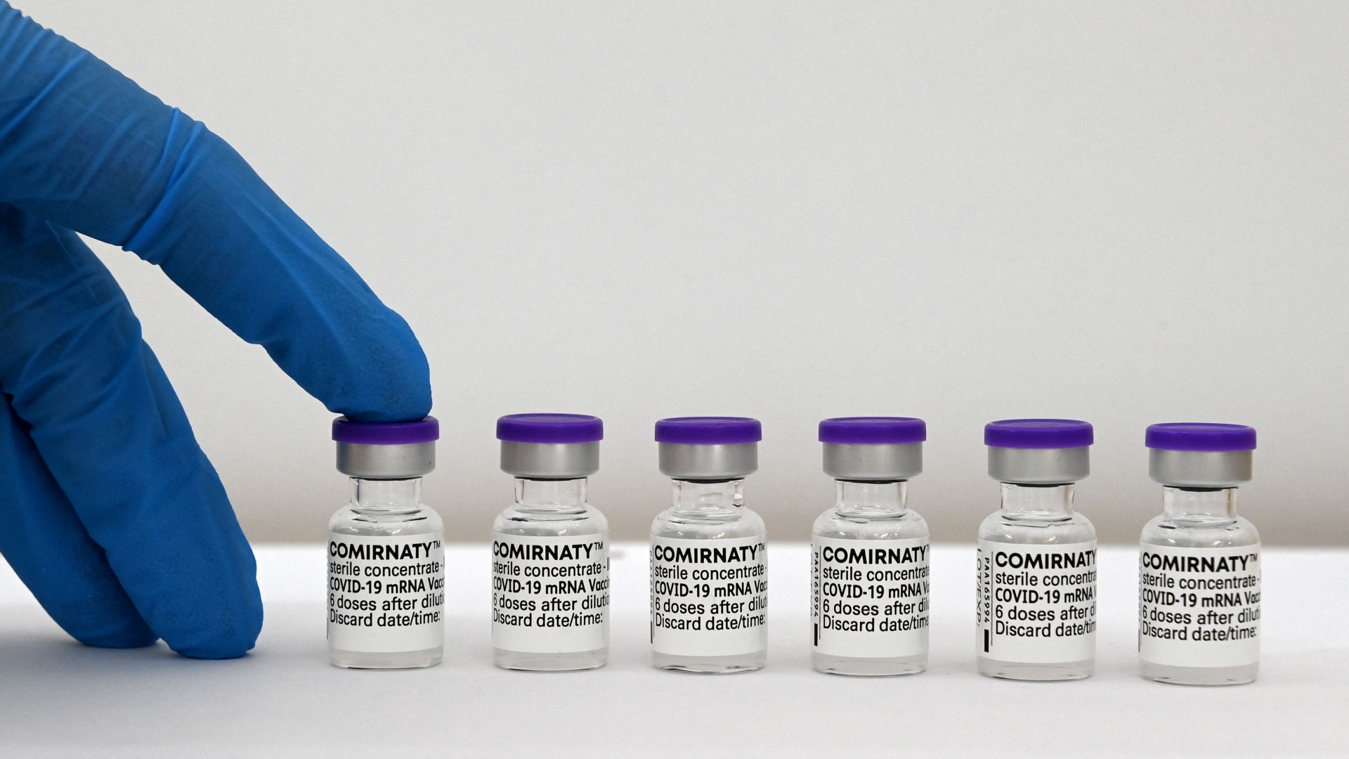 Ampullen mit dem Corona-Impfstoff von Pfizer/BioNTech (Archivbild). | AFP