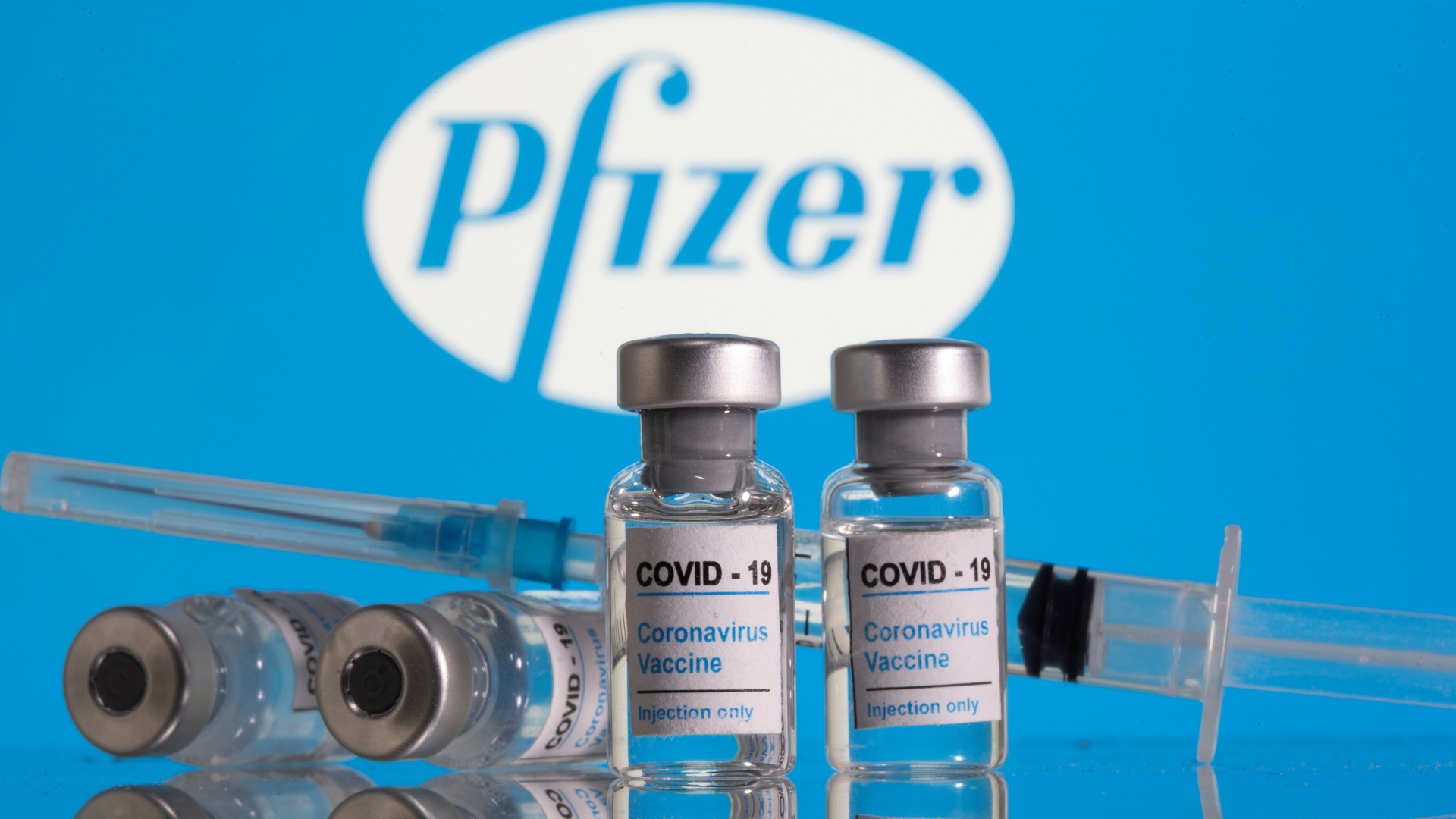 Covid-19-Impfstoff vor dem Logo von Pfizer | REUTERS