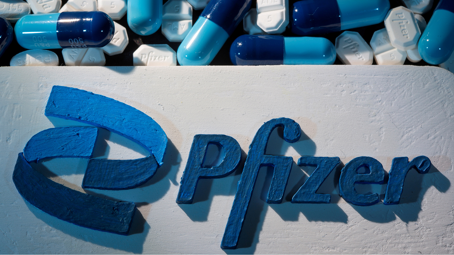 Der Schriftzug Pfizer ist neben Medikamenten (Kapseln und Tabletten) zu sehen. | REUTERS