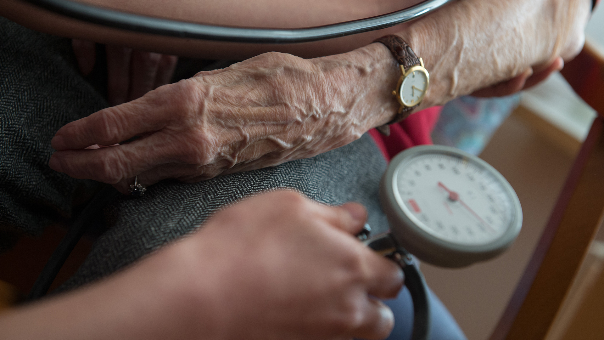 Eine Bewohnerin einer Seniorenwohnanlage bekommt den Blutdruck gemessen. (Archivbild) | picture alliance/dpa