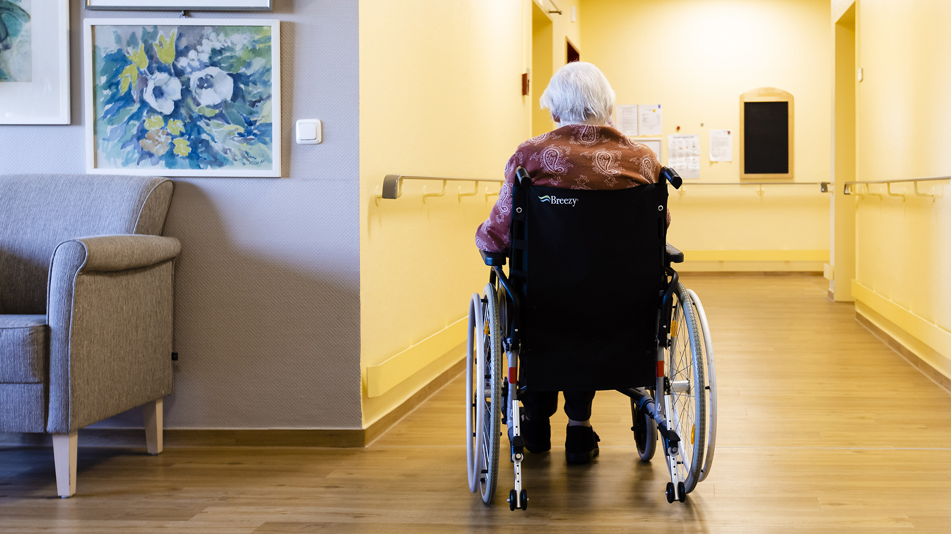 Eine ältere Frau sitzt im Rollstuhl.  | picture alliance/dpa