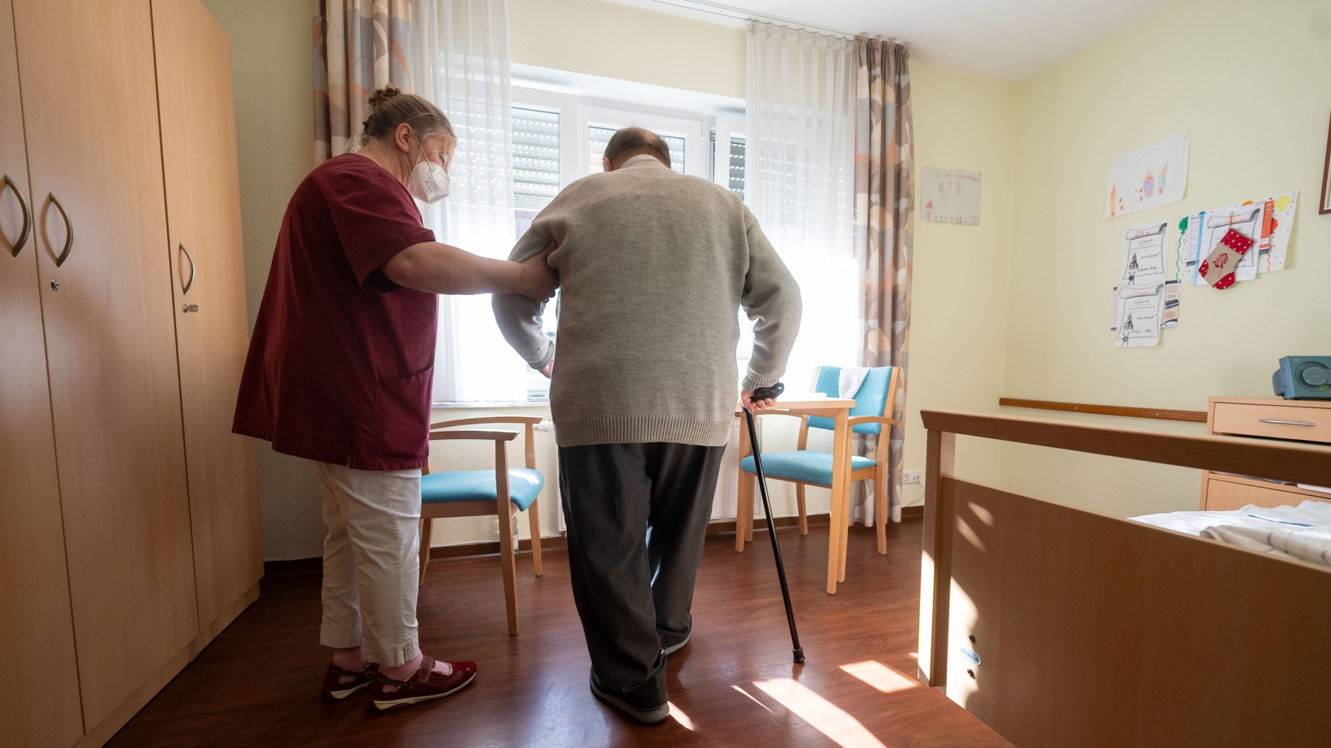 Mitarbeiterin des Seniorenhaus im Vorbachtal betreut einen Bewohner eines Pflegeheims