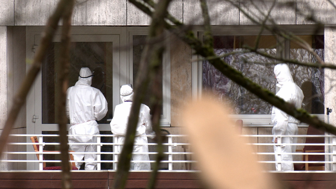 In Schutzkleidung stehen Pflegekräfte nach einem Corona-Ausbruch am Hanns-Lilje-Heim in Wolfsburg. | dpa