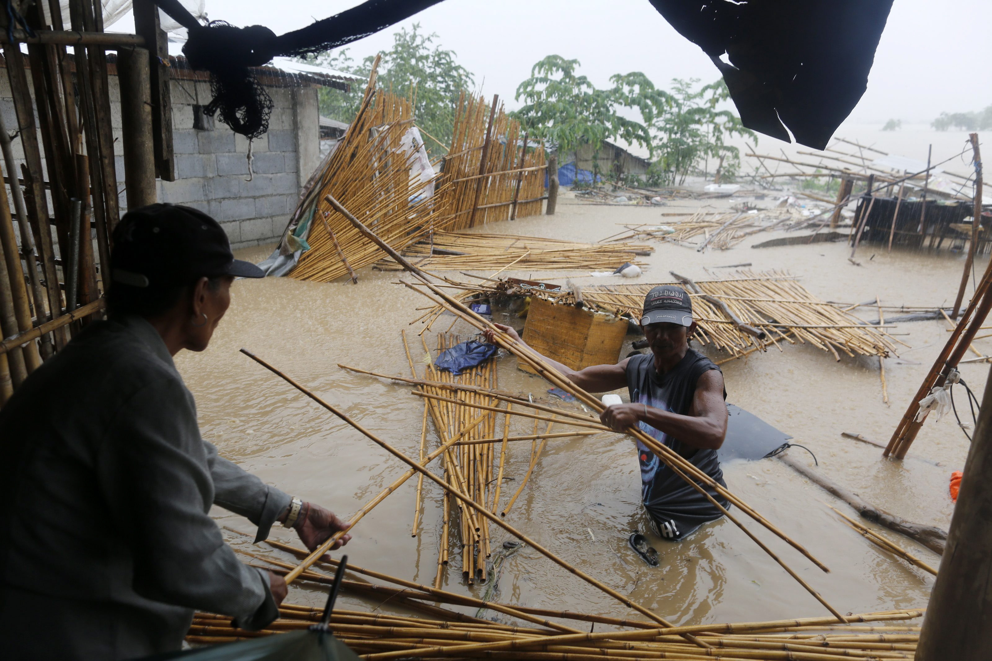 Nach dem Taifun Sarika sammelt ein Man auf den Philippinen 2016 die Reste von Behausungen auf | picture alliance / dpa
